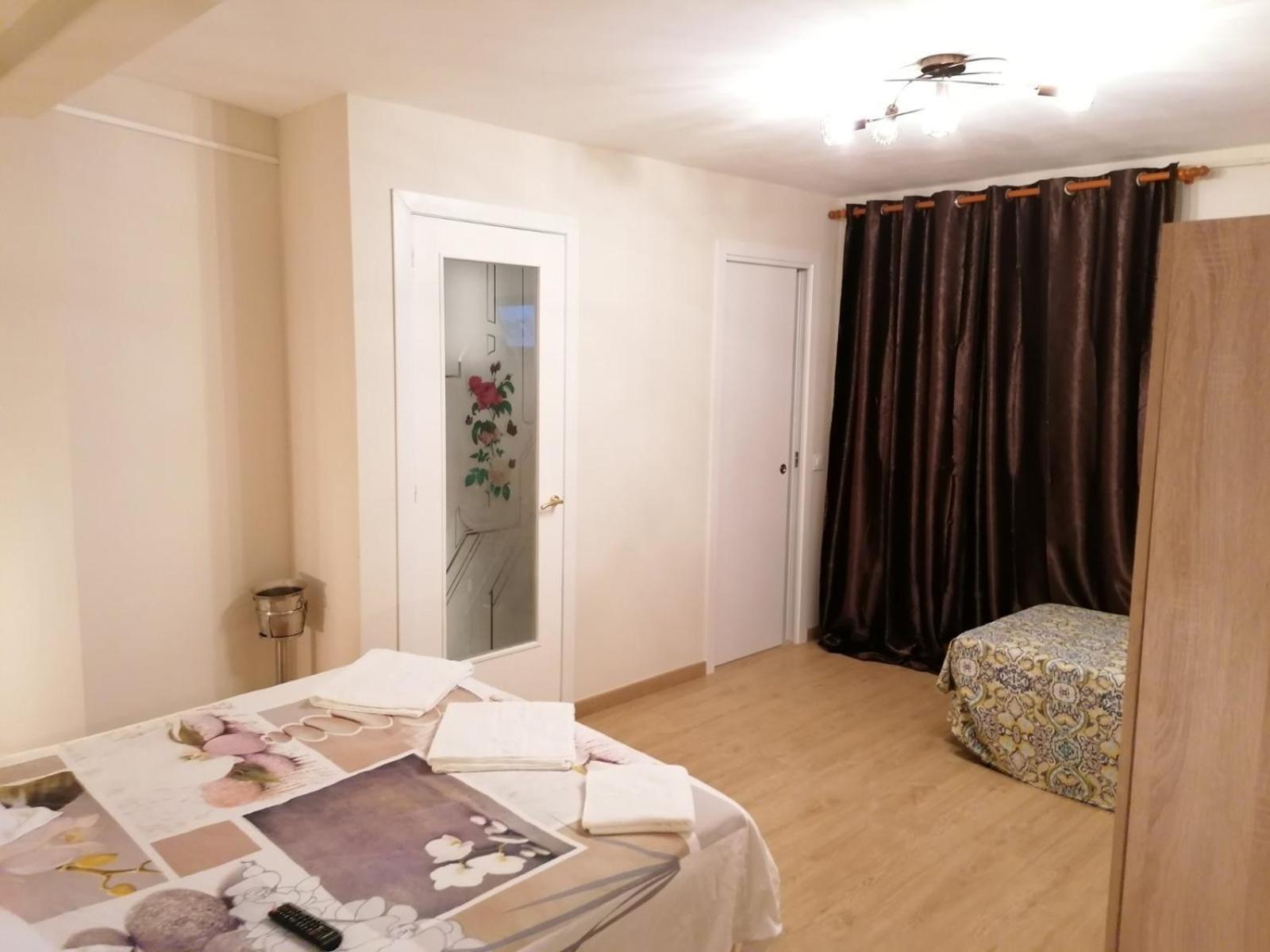 Deluxe Double Room (2 Adults + 1 Child) - Photo 2