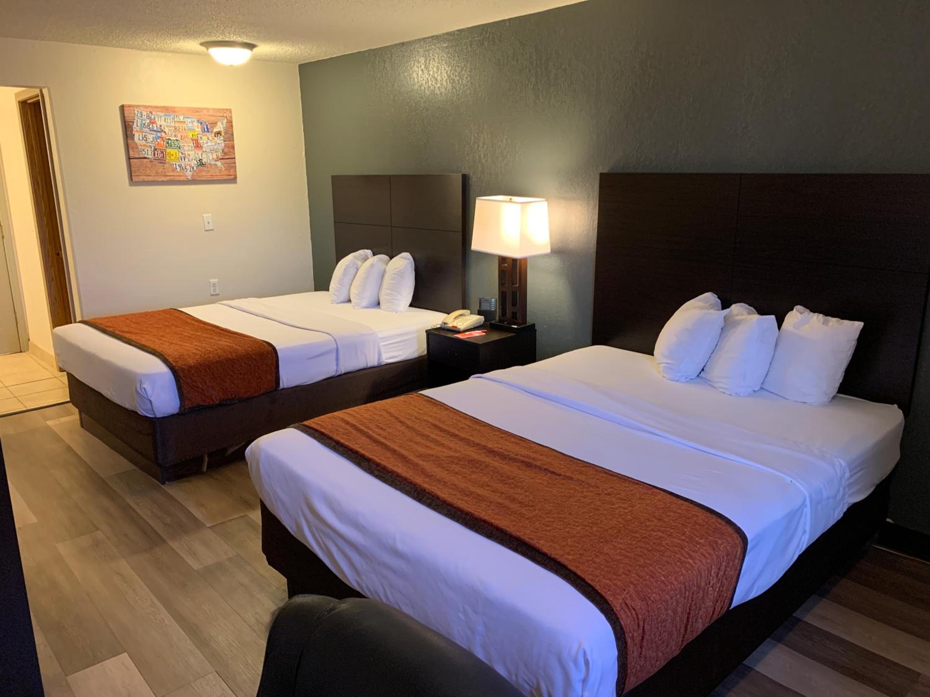 Queen Room with Two Queen Beds - Non-Smoking - Photo 2