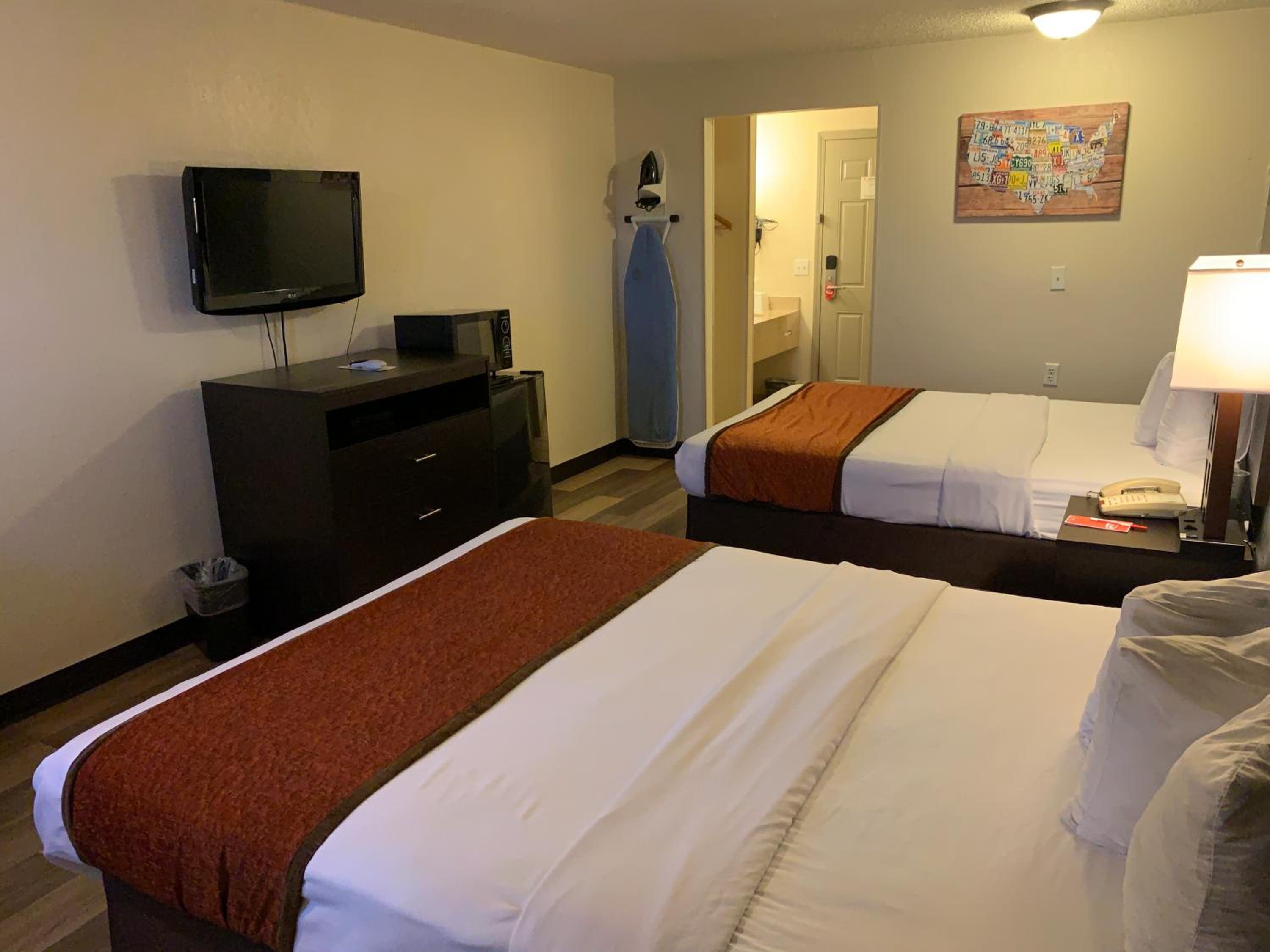 Standard Queen Room with Two Queen Beds - Non-Smoking - Photo 2