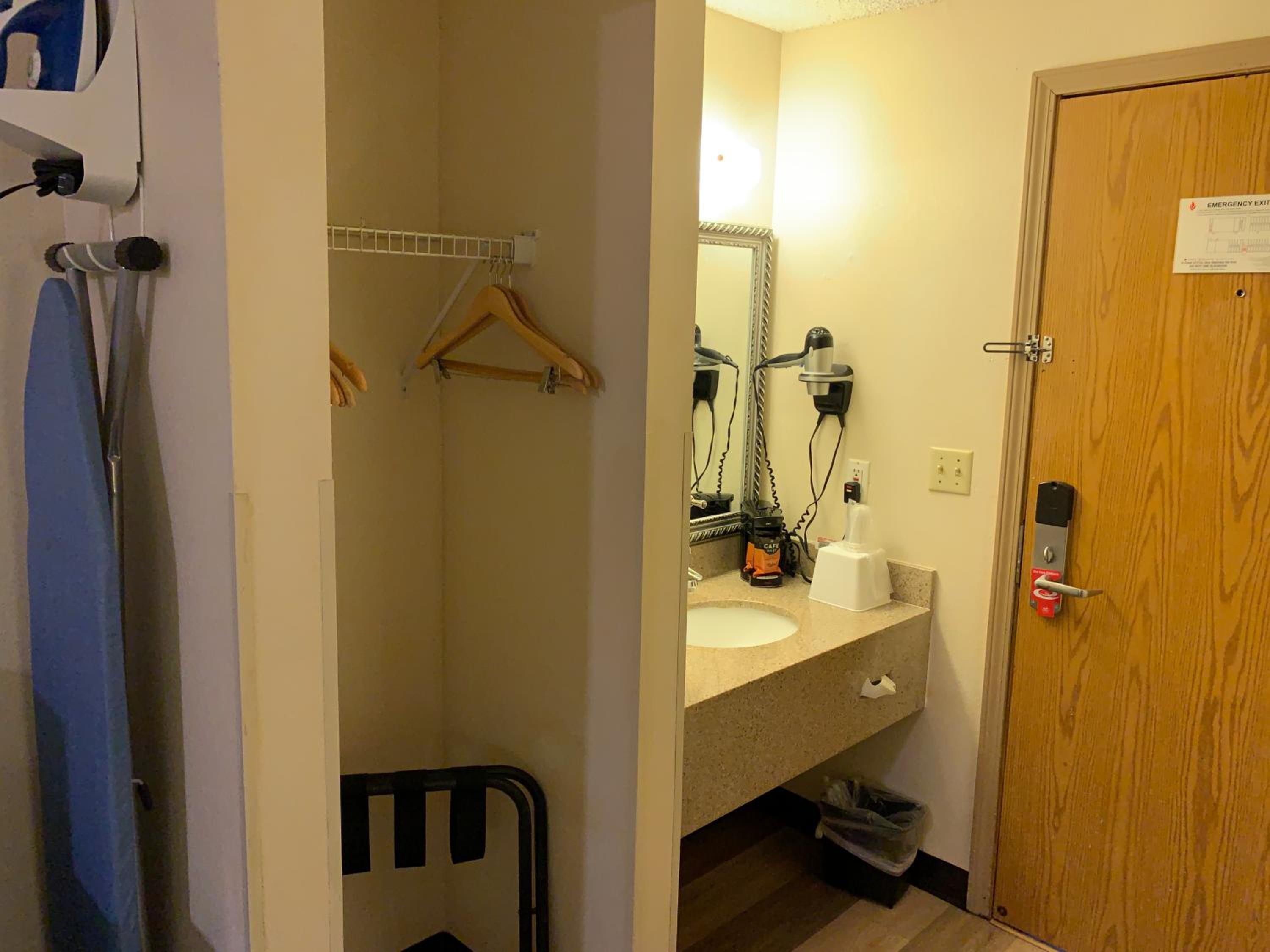 Standard Queen Room with Two Queen Beds - Non-Smoking - Photo 3