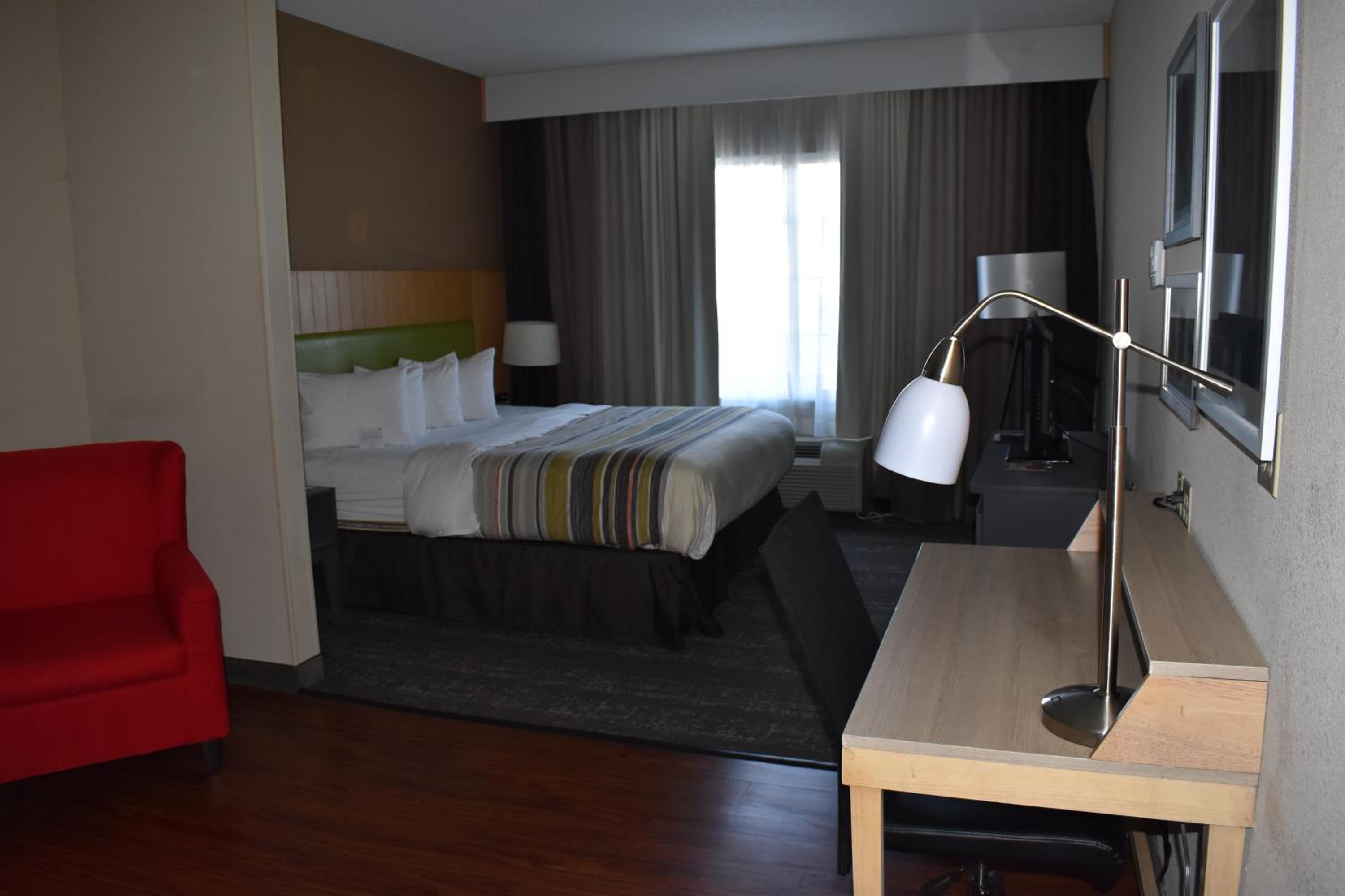 Extended Stay King Suite - Non-Smoking - Photo 9