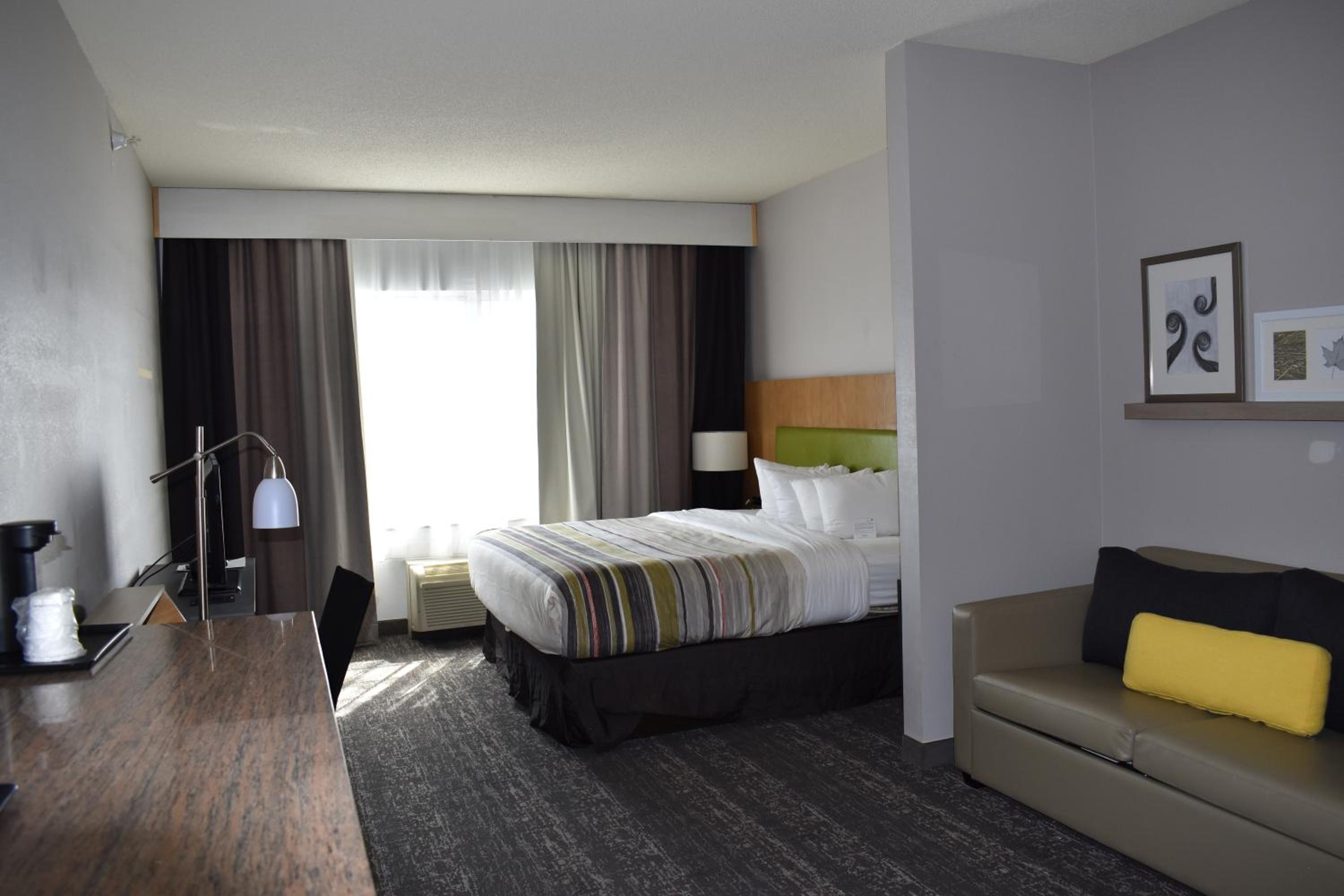 King Room with Sofa Bed - Non-Smoking - Photo 6