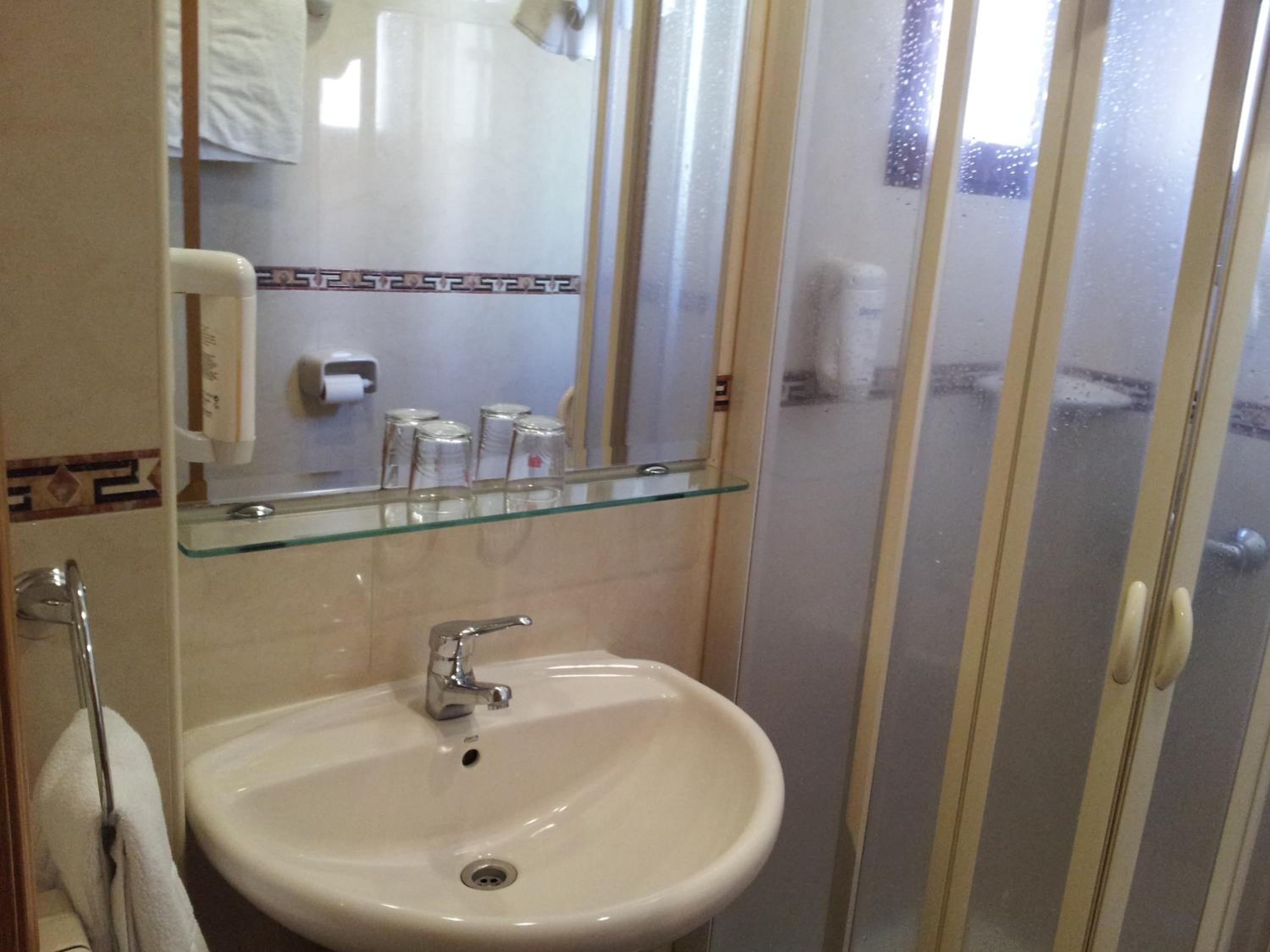 Twin Room - Photo 6