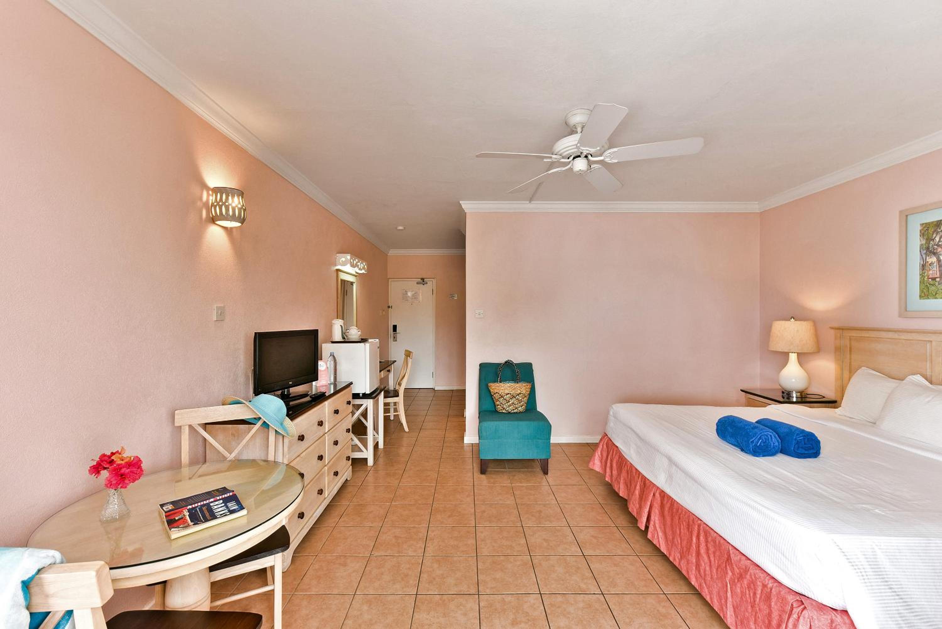 Room Mixed View - Photo 2