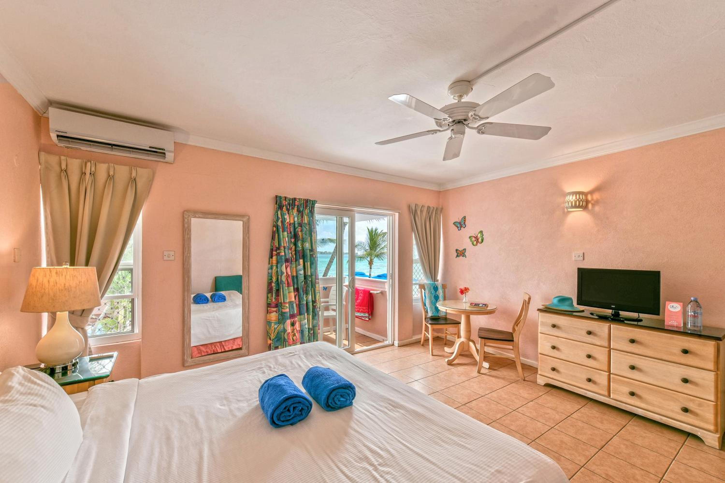Room Mixed View - Photo 1