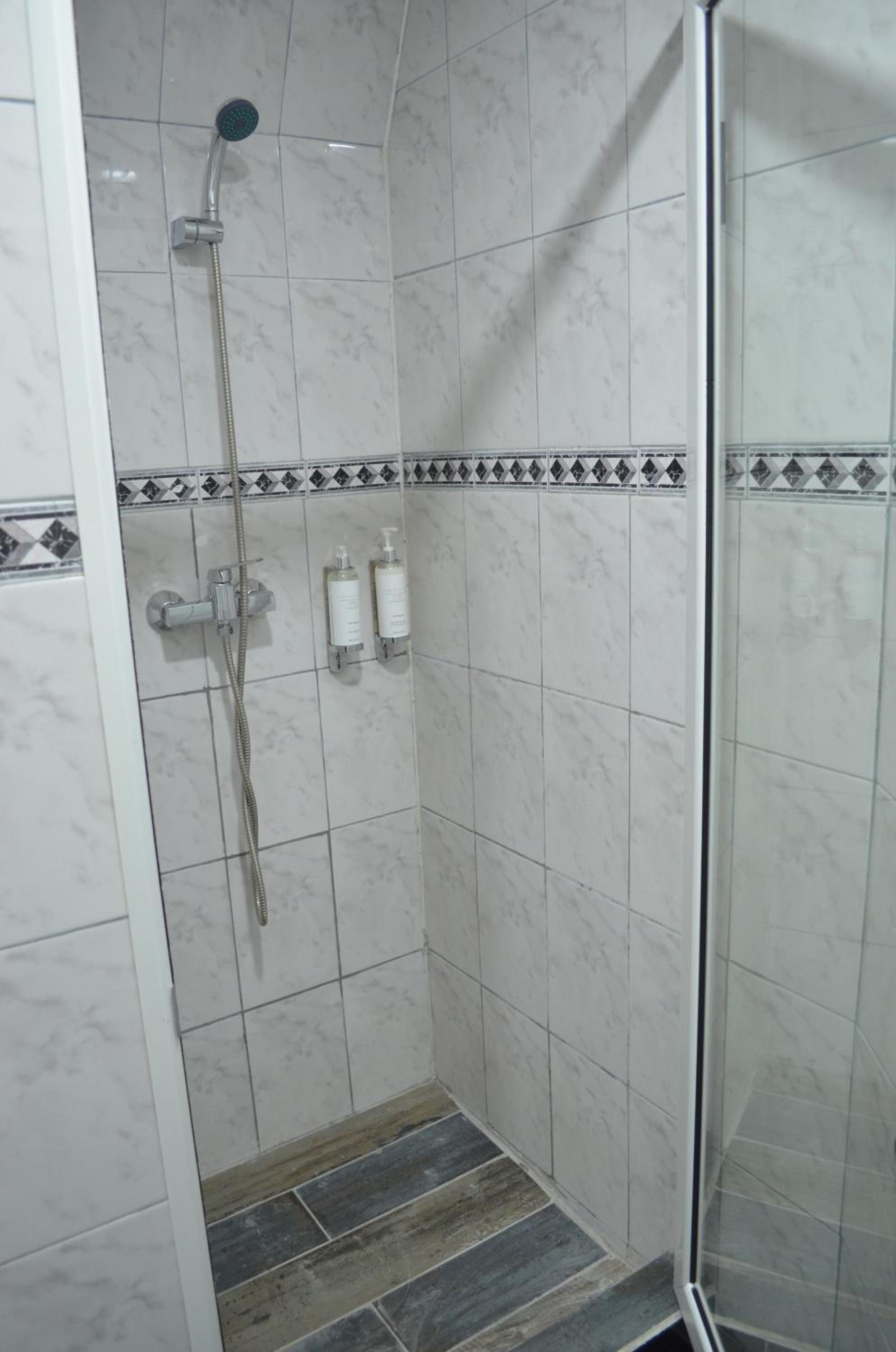Twin Room with Private External Bathroom photo 1