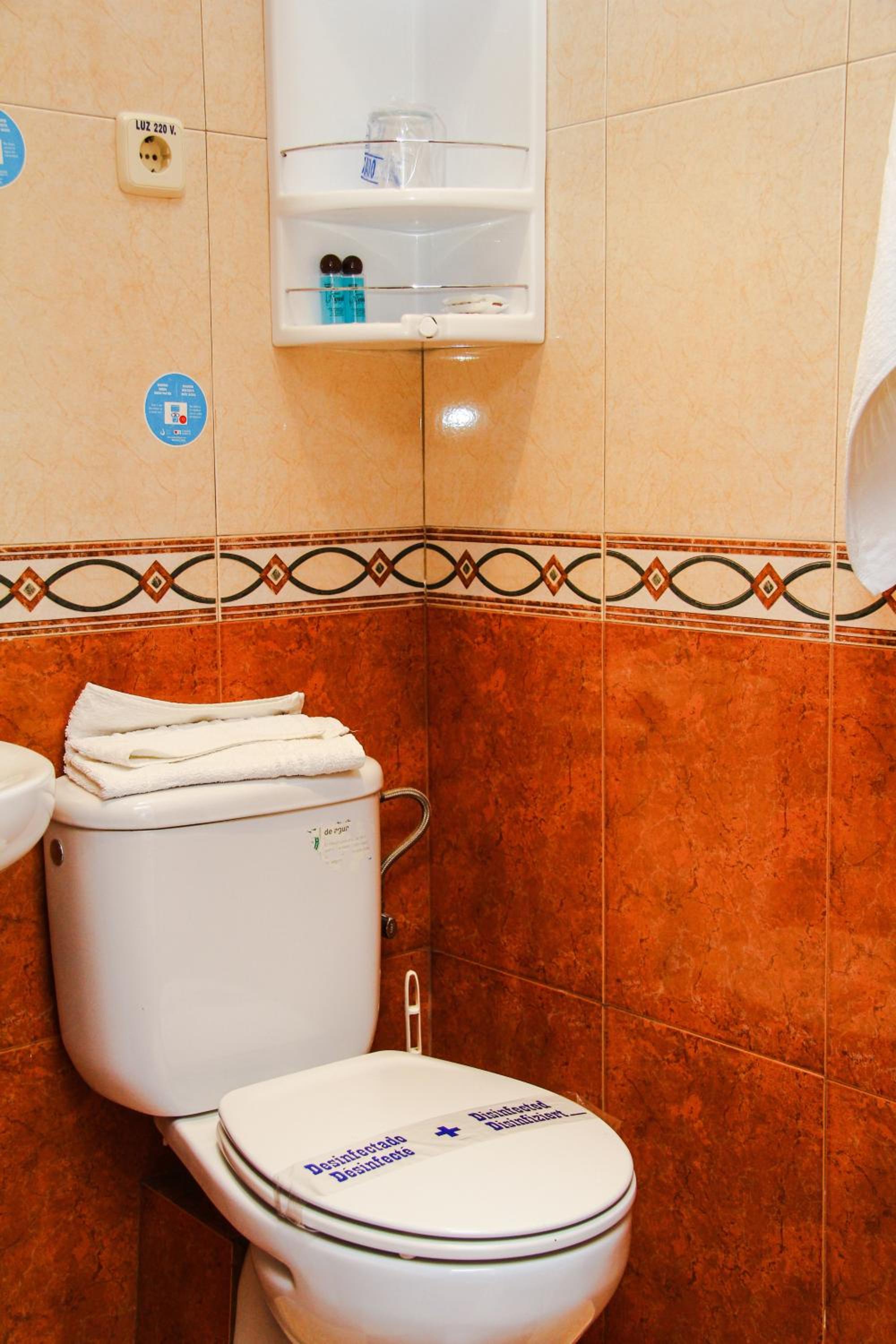 Double or Twin Room with Private Bathroom photo 2