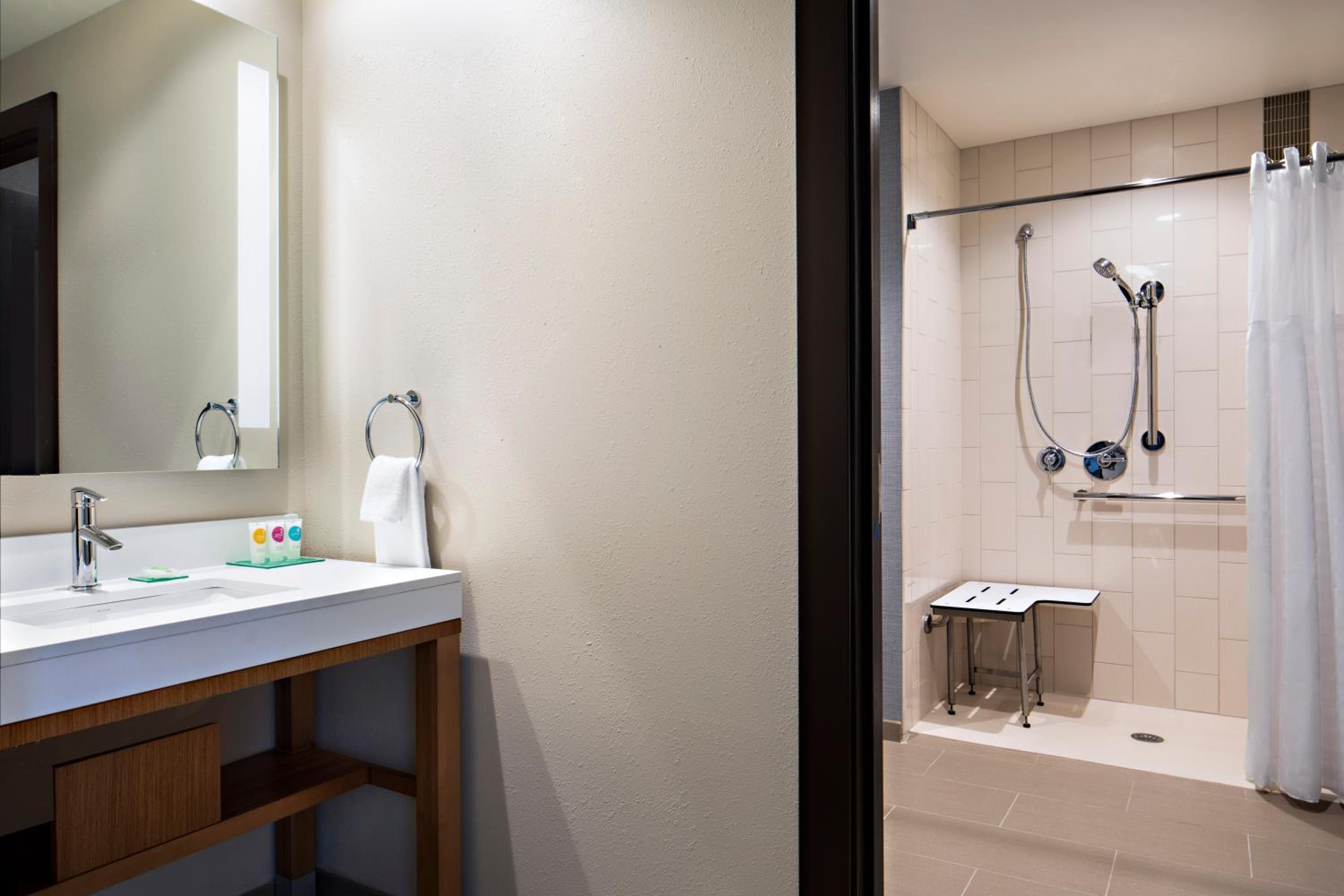 King Room with Roll-In Shower and sofa bed - Disability Access - Photo 2