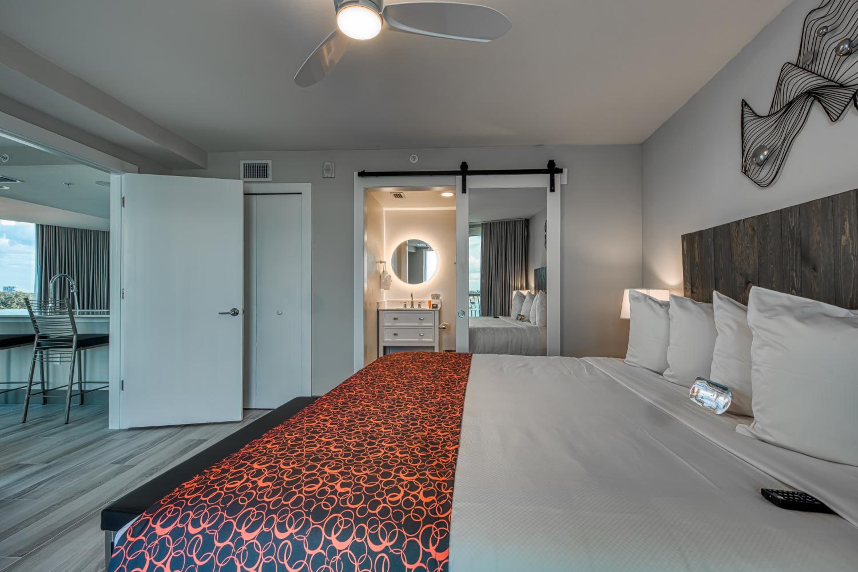 Three-Bedroom Suite with Balcony and Full Water View photo 1