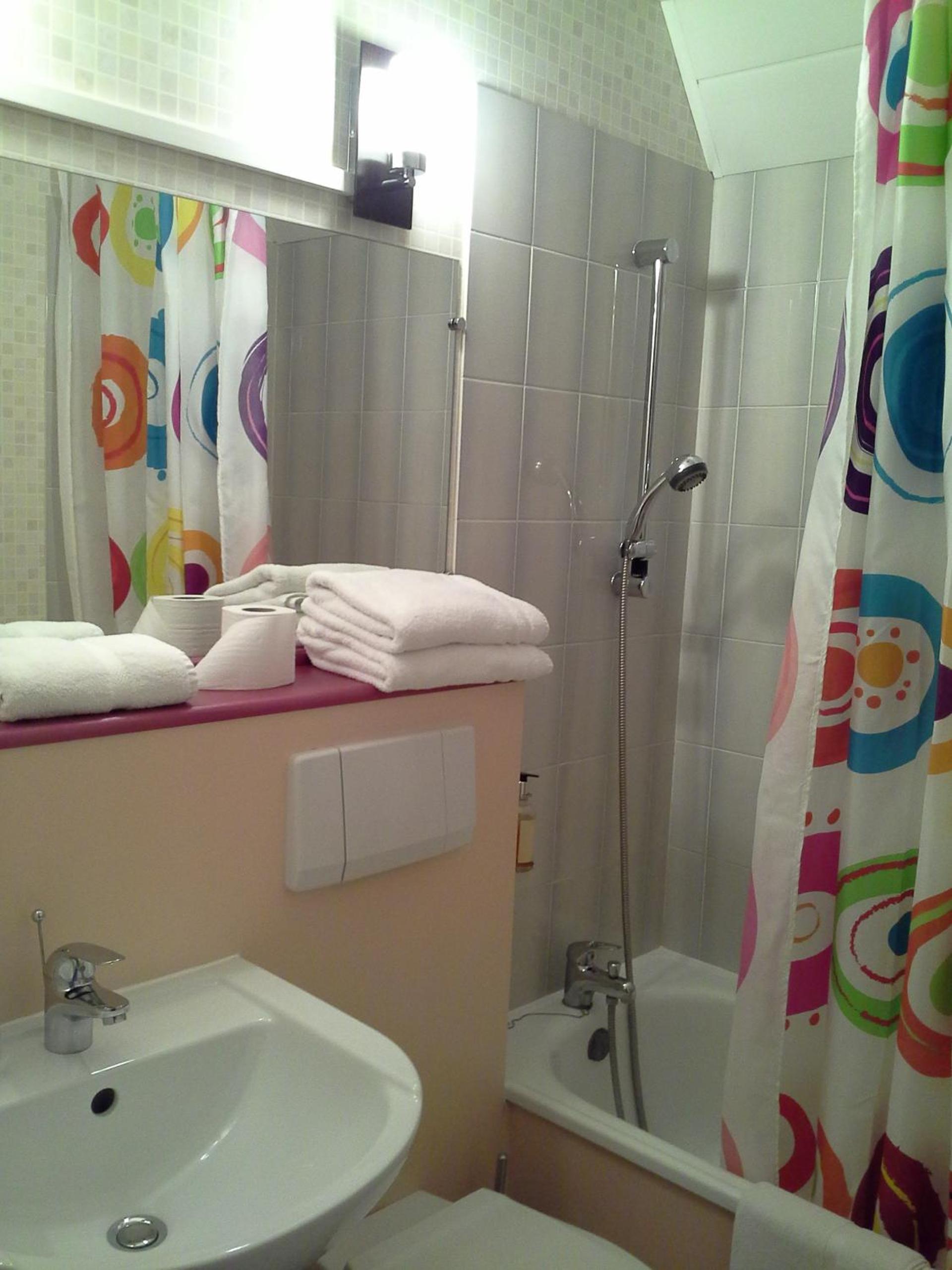 Family Room (2 Adults + 2 Children) - Photo 2