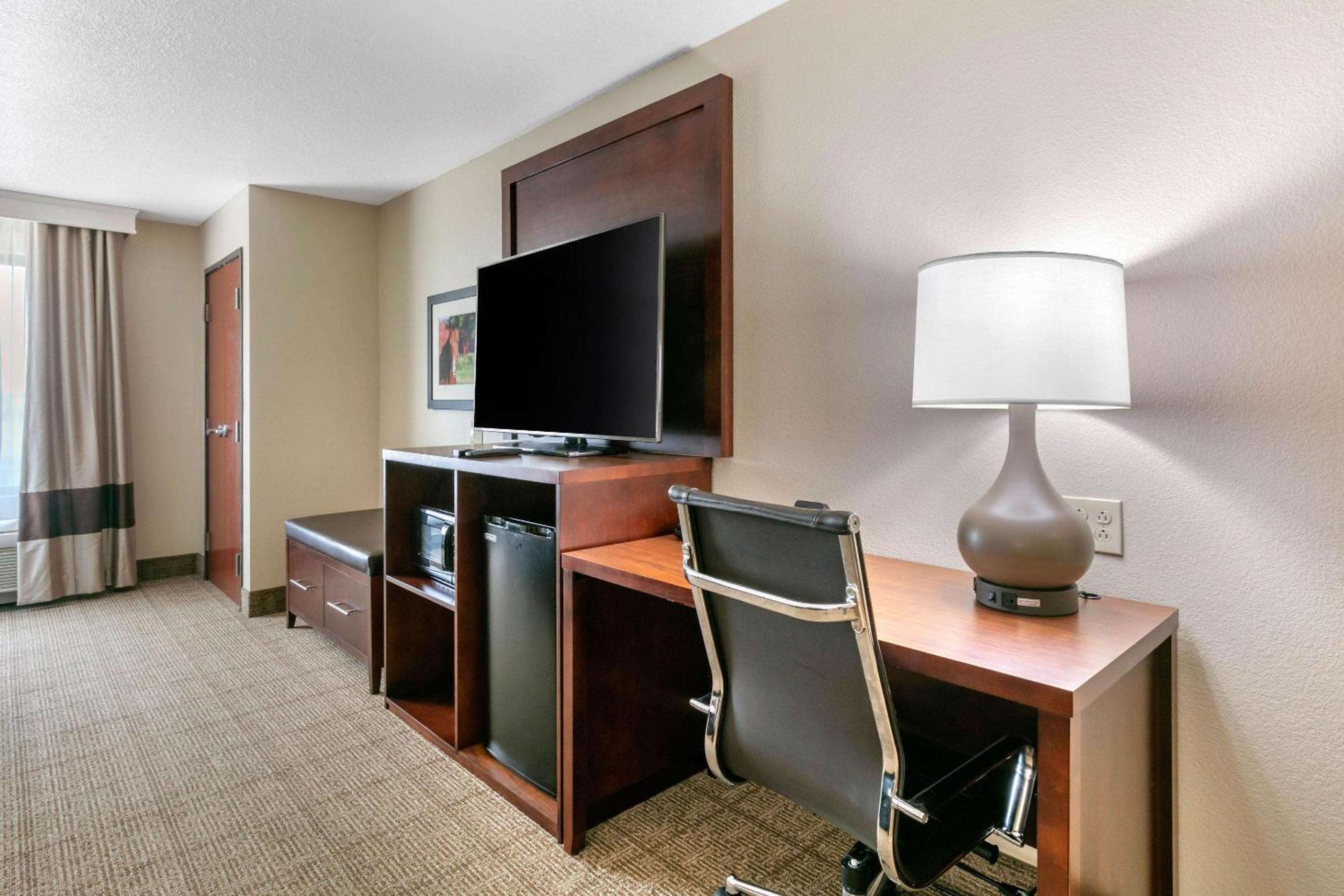 King Room with Sofa Bed - Non-Smoking - Photo 6
