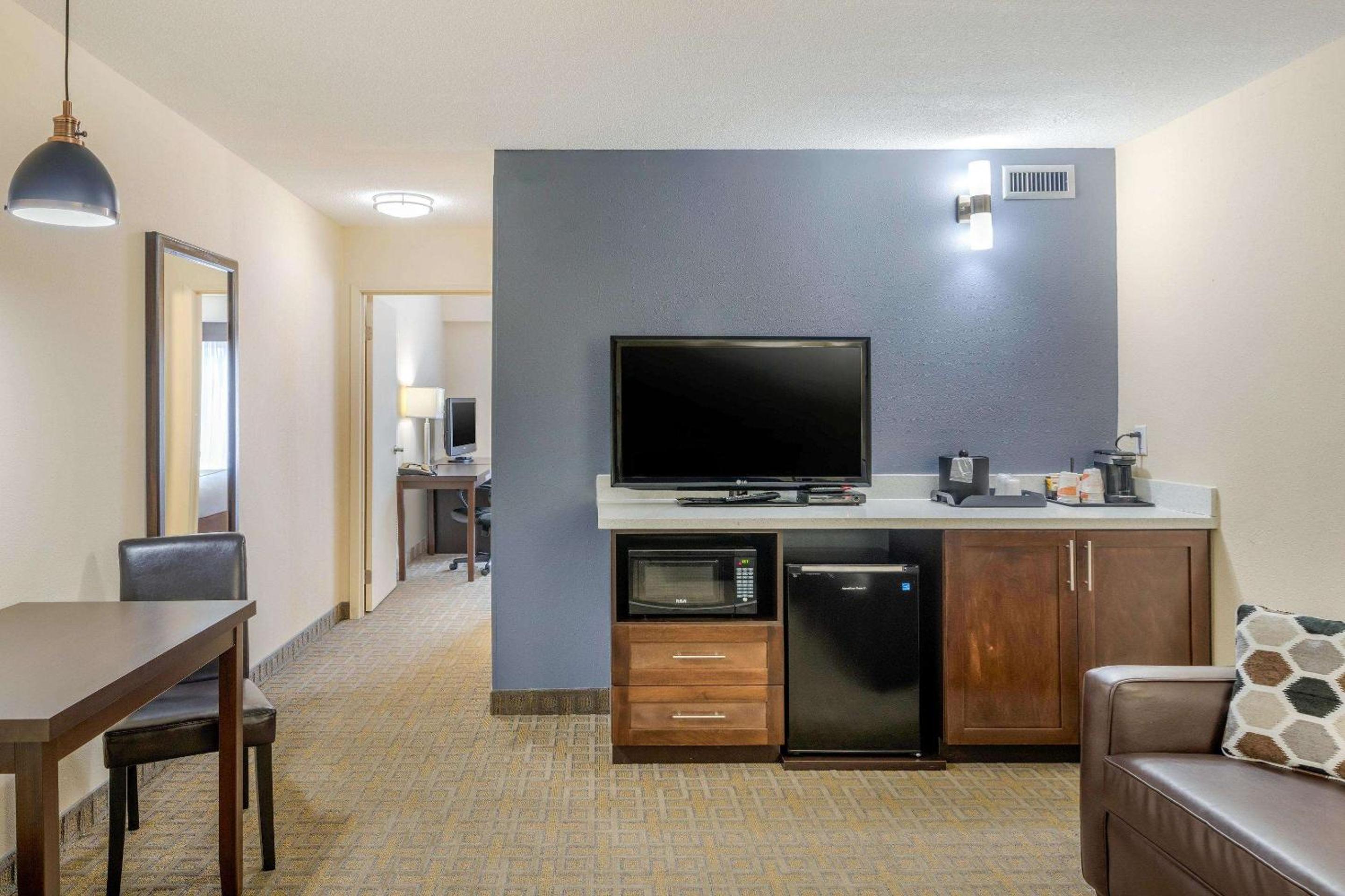 King Suite - Non-Smoking - Photo 2