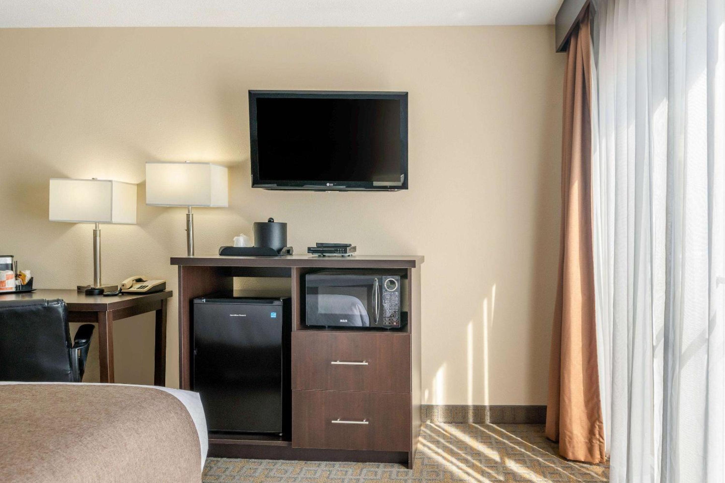 King Room - Non-Smoking - Photo 5