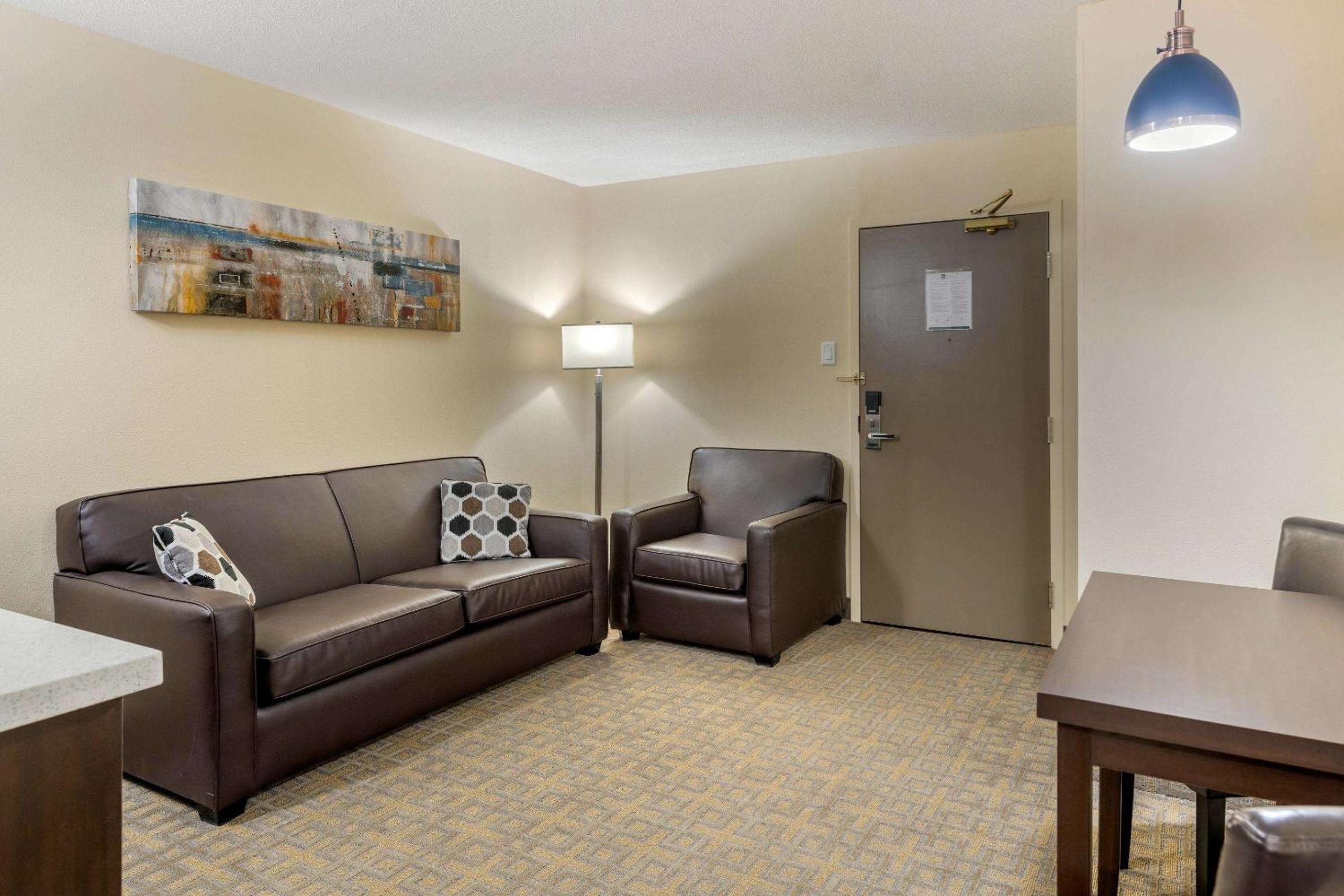 King Suite - Non-Smoking - Photo 3
