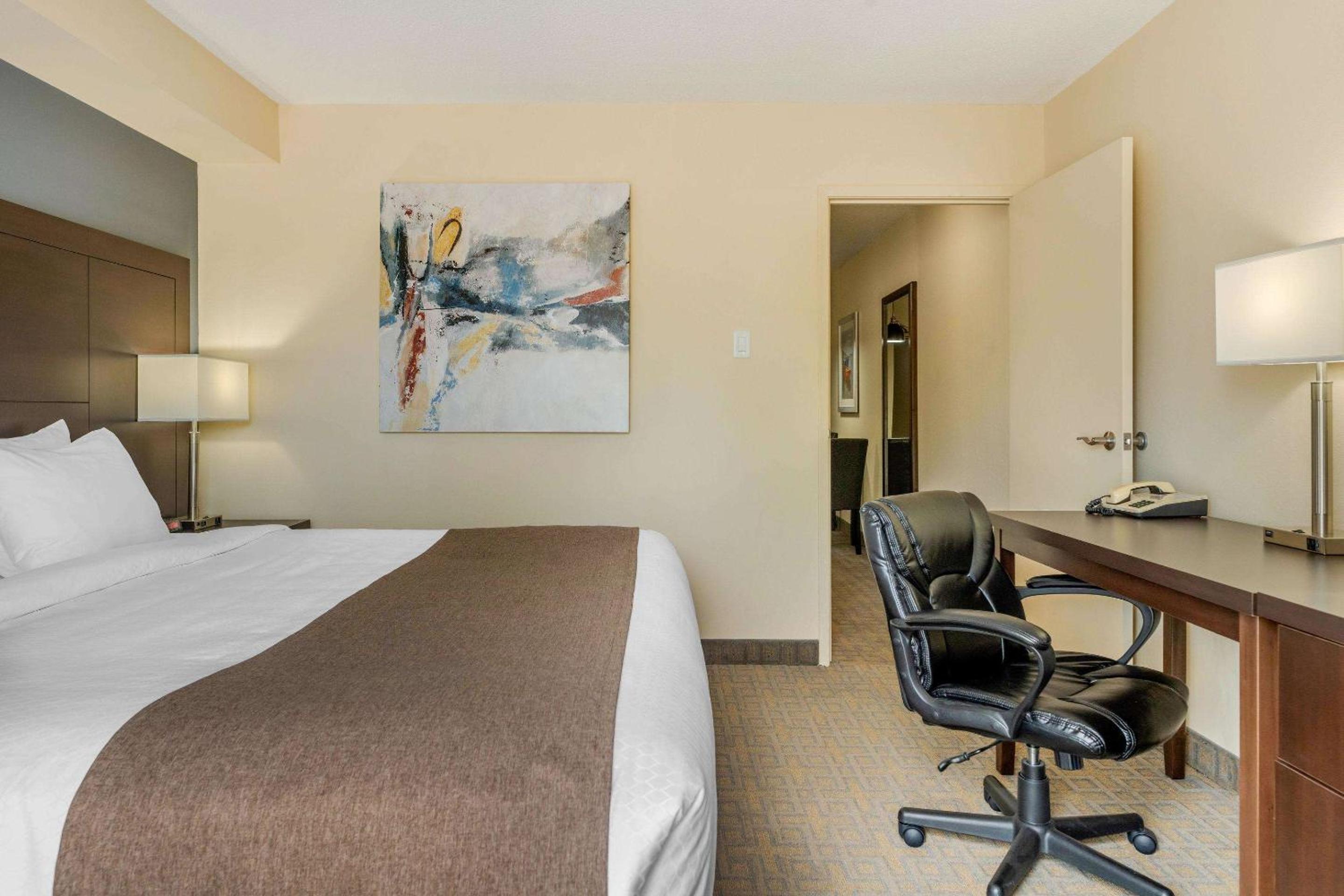 King Suite - Non-Smoking - Photo 4