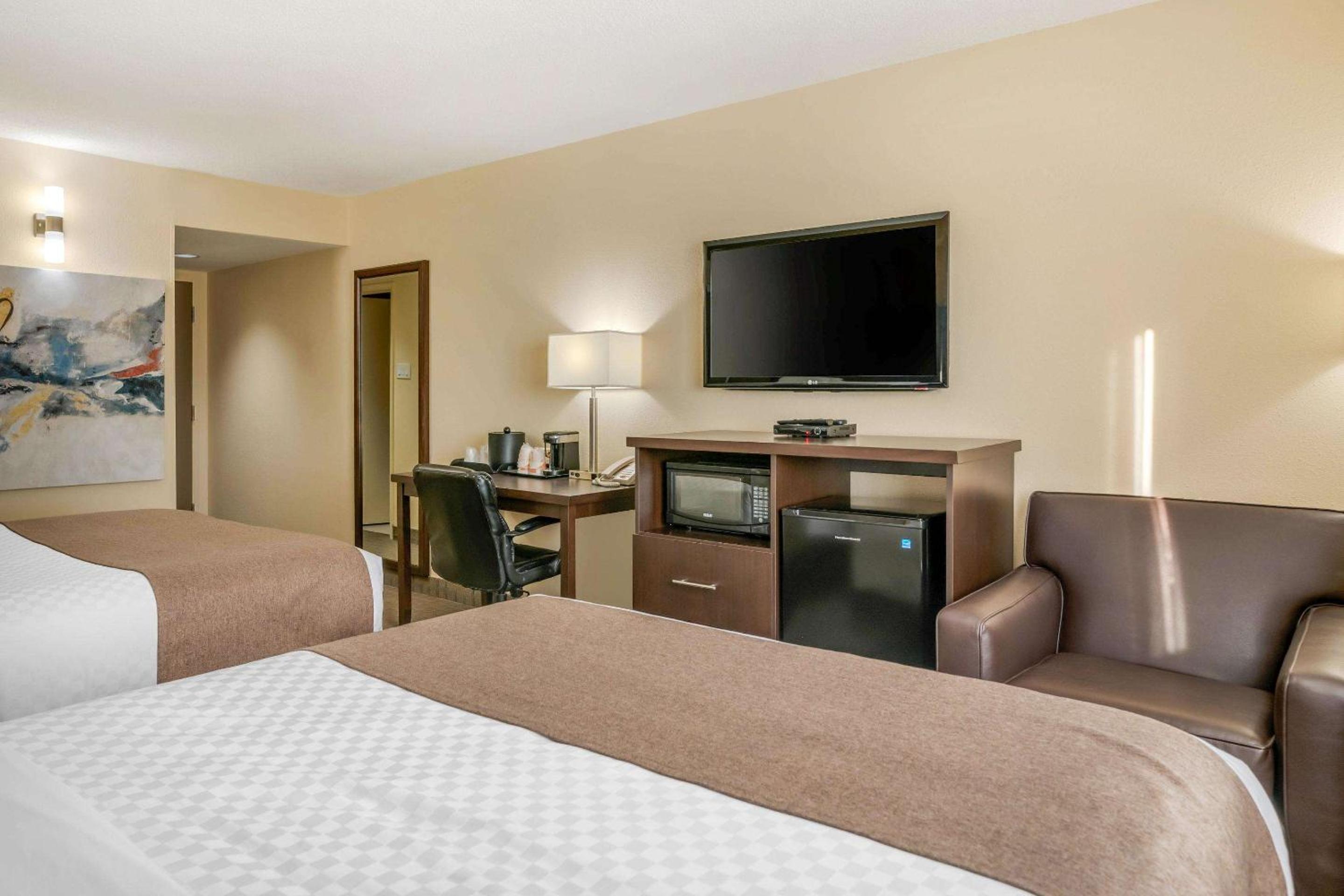 Queen Room with Two Queen Beds - Non-Smoking - Photo 1