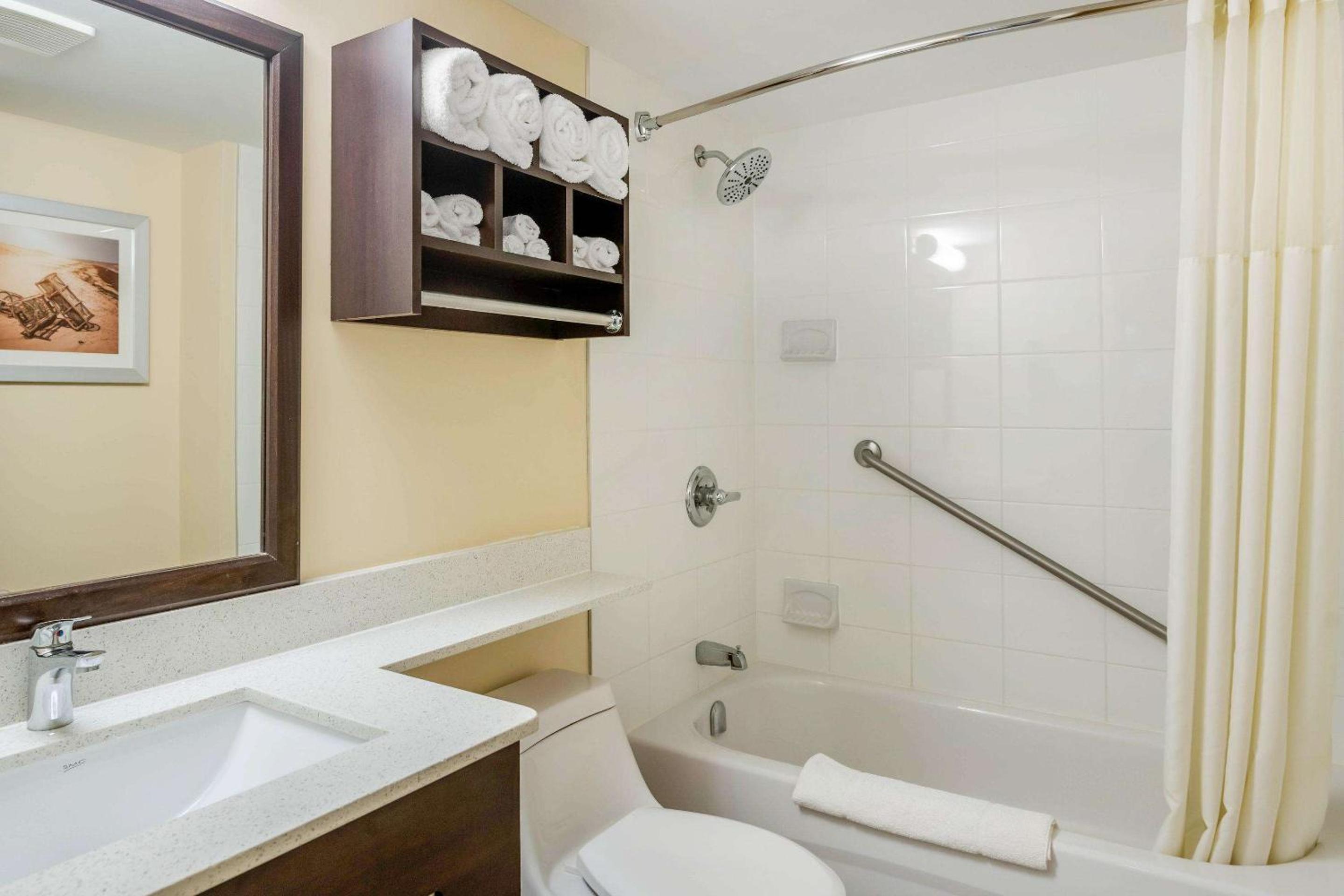 Queen Room with Two Queen Beds - Non-Smoking - Photo 2