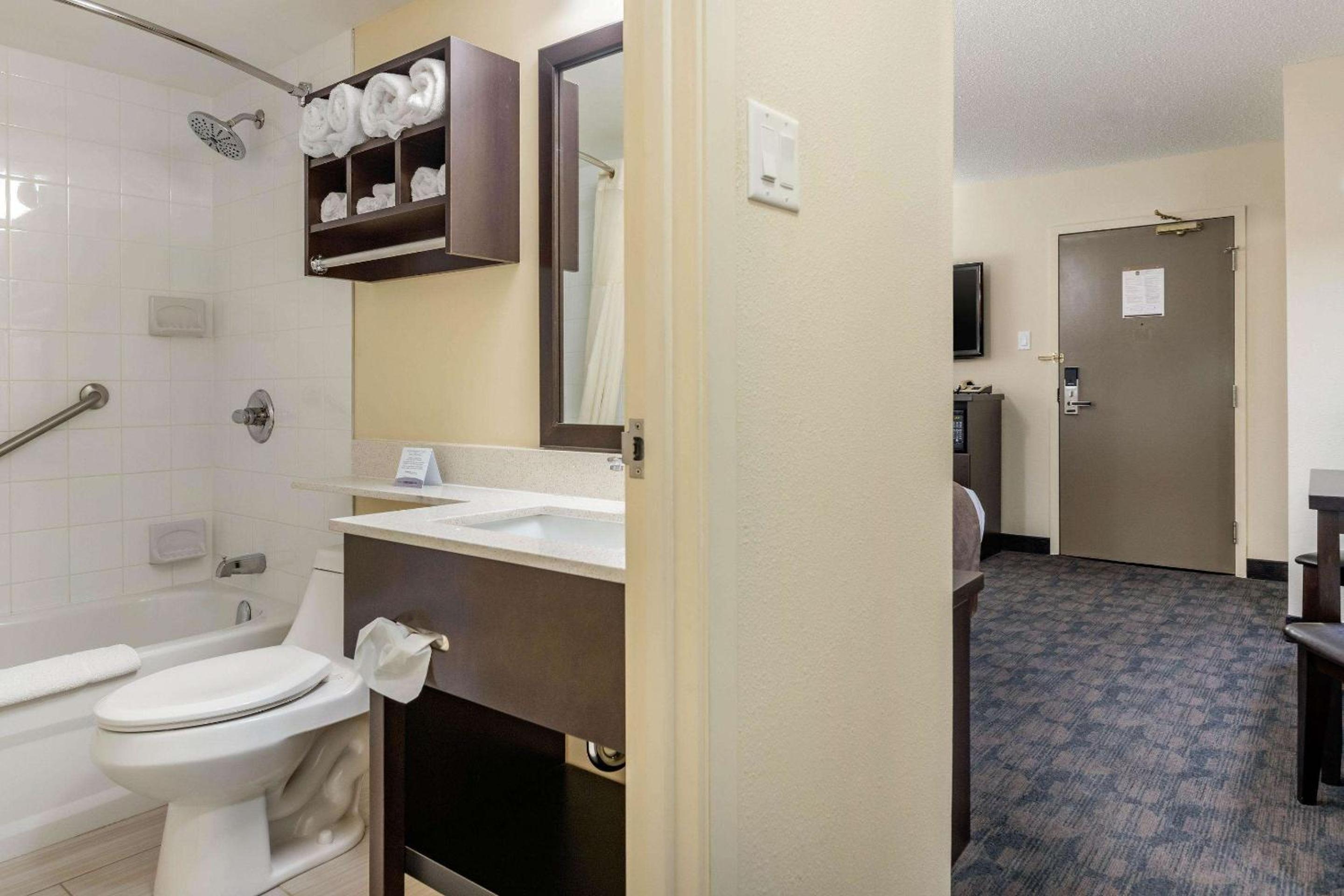 King Room with Double Bed - Non-Smoking - Photo 5