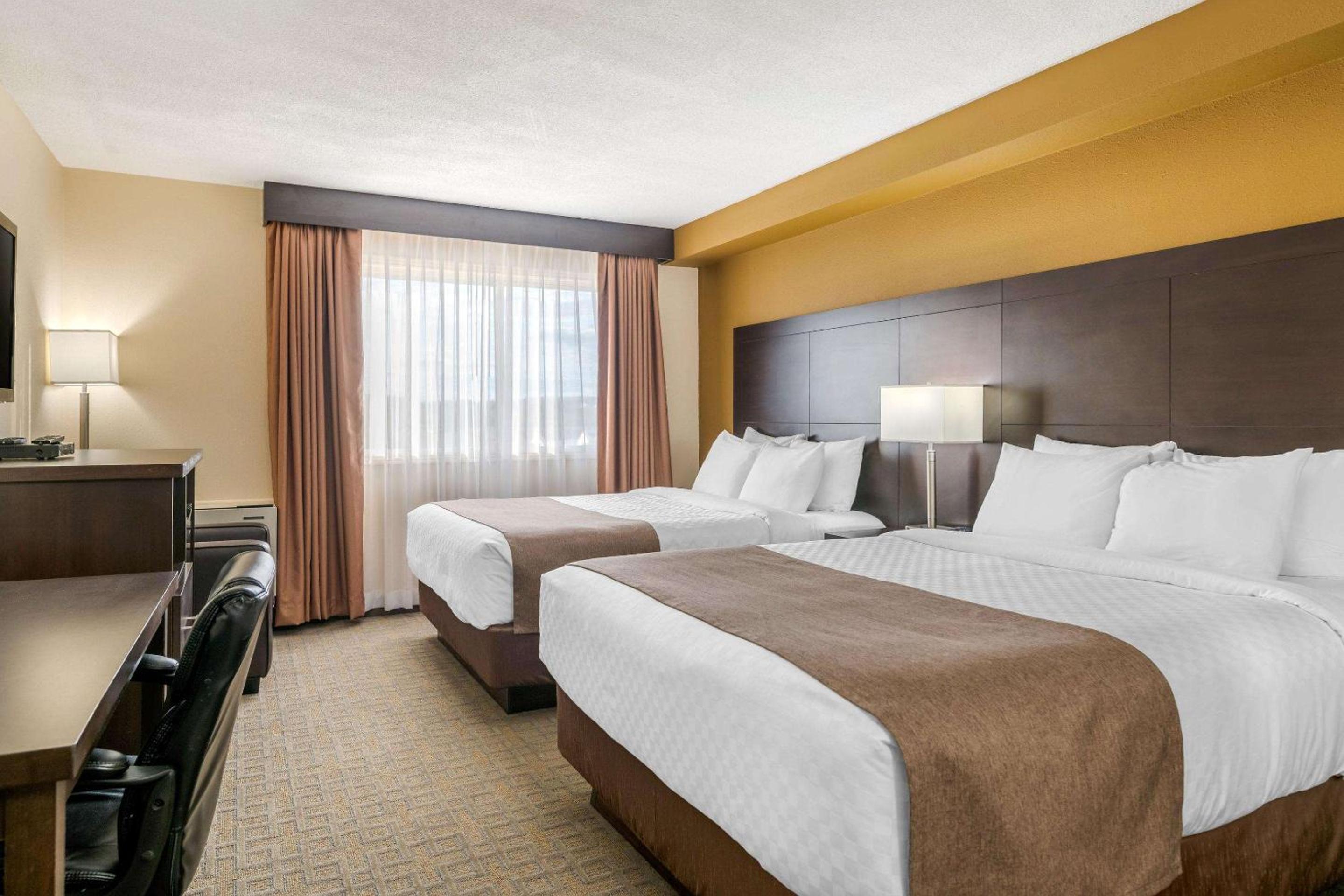 Queen Room with Two Queen Beds - Non-Smoking - Photo 3