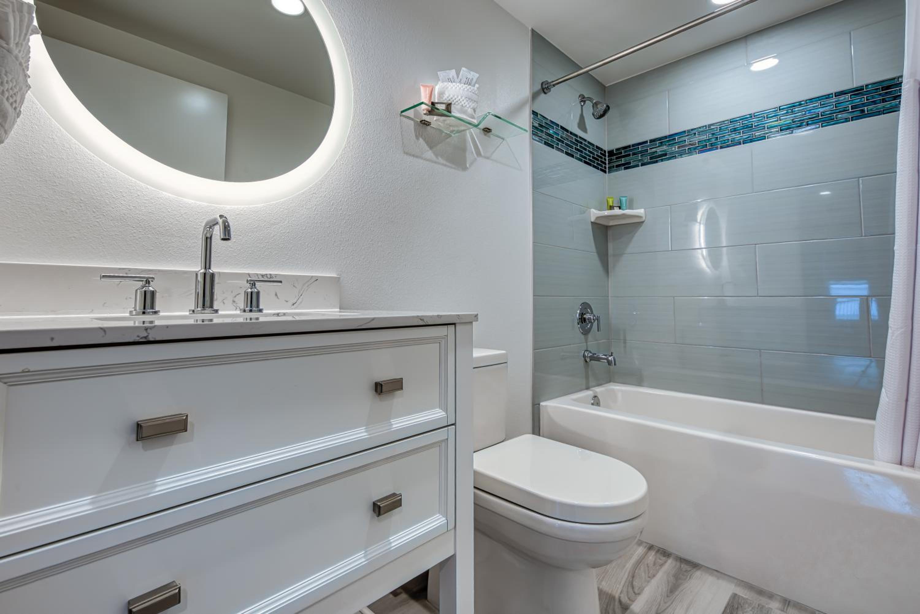 PREMUIM Two-Bedroom Suite with Balcony and Full Water View photo 2