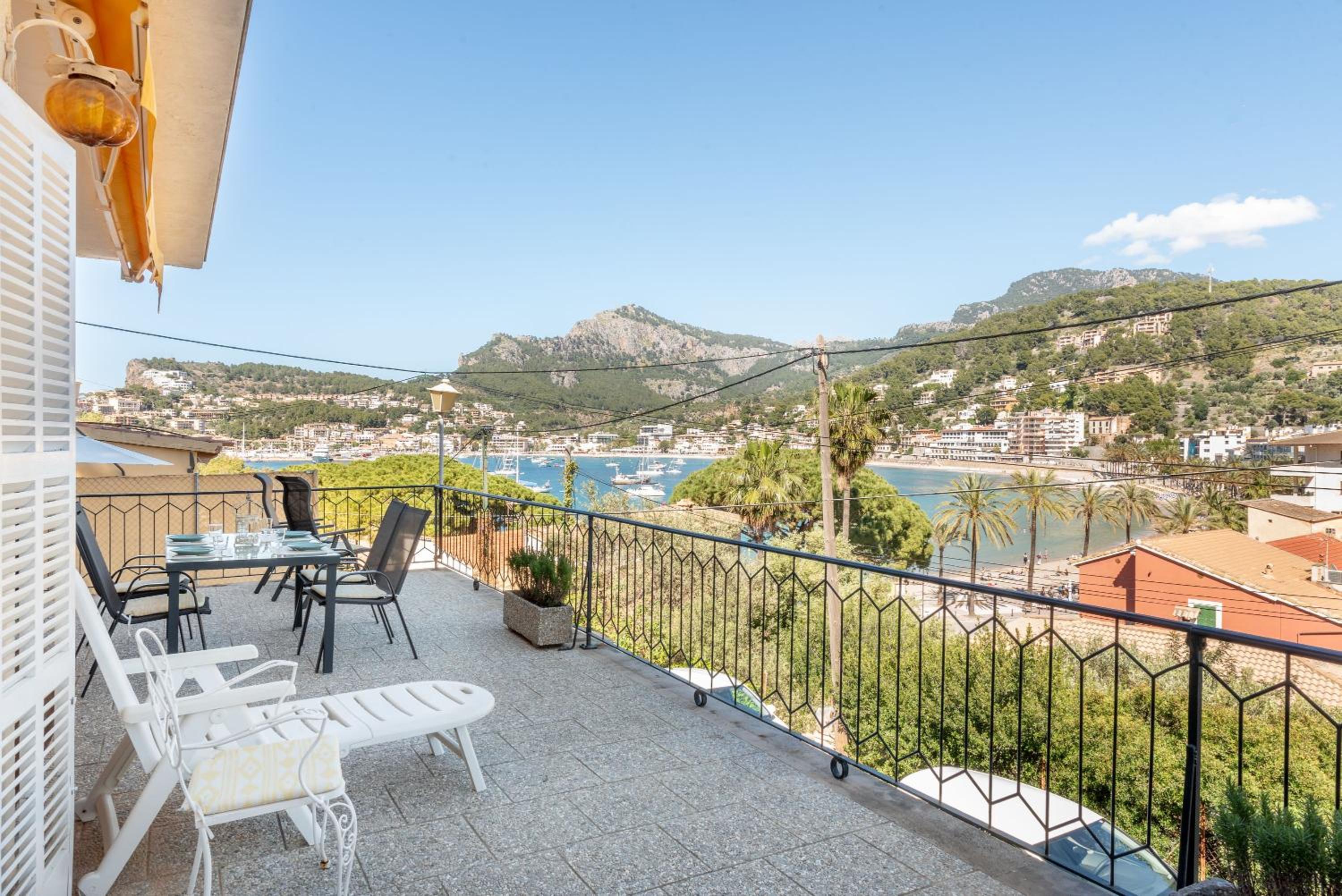 Three-Bedroom Apartment with Water View photo 2
