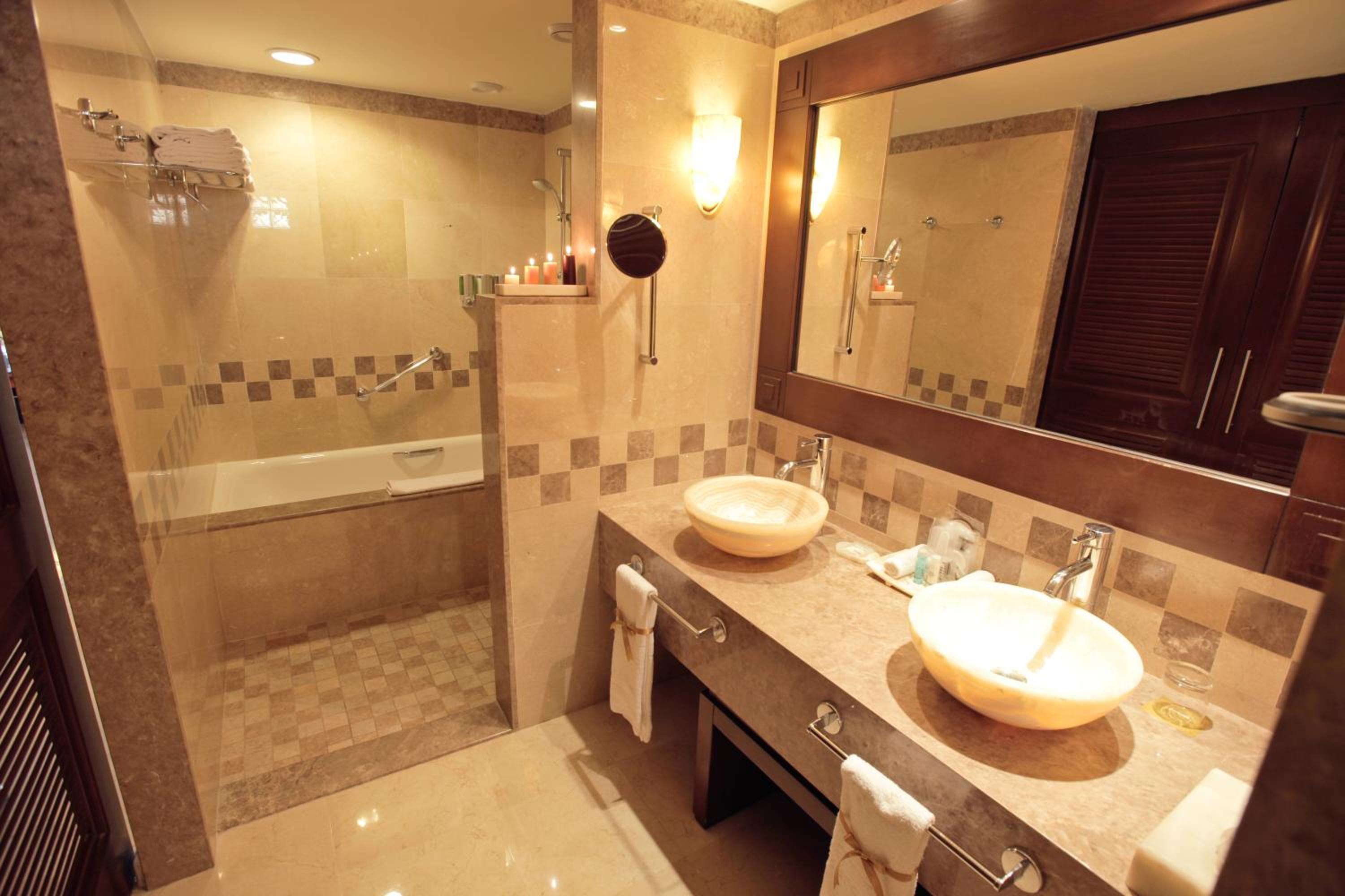Junior Suite Ocean Front Premium Level (3 Adults + 1 Child) thumbnail 5