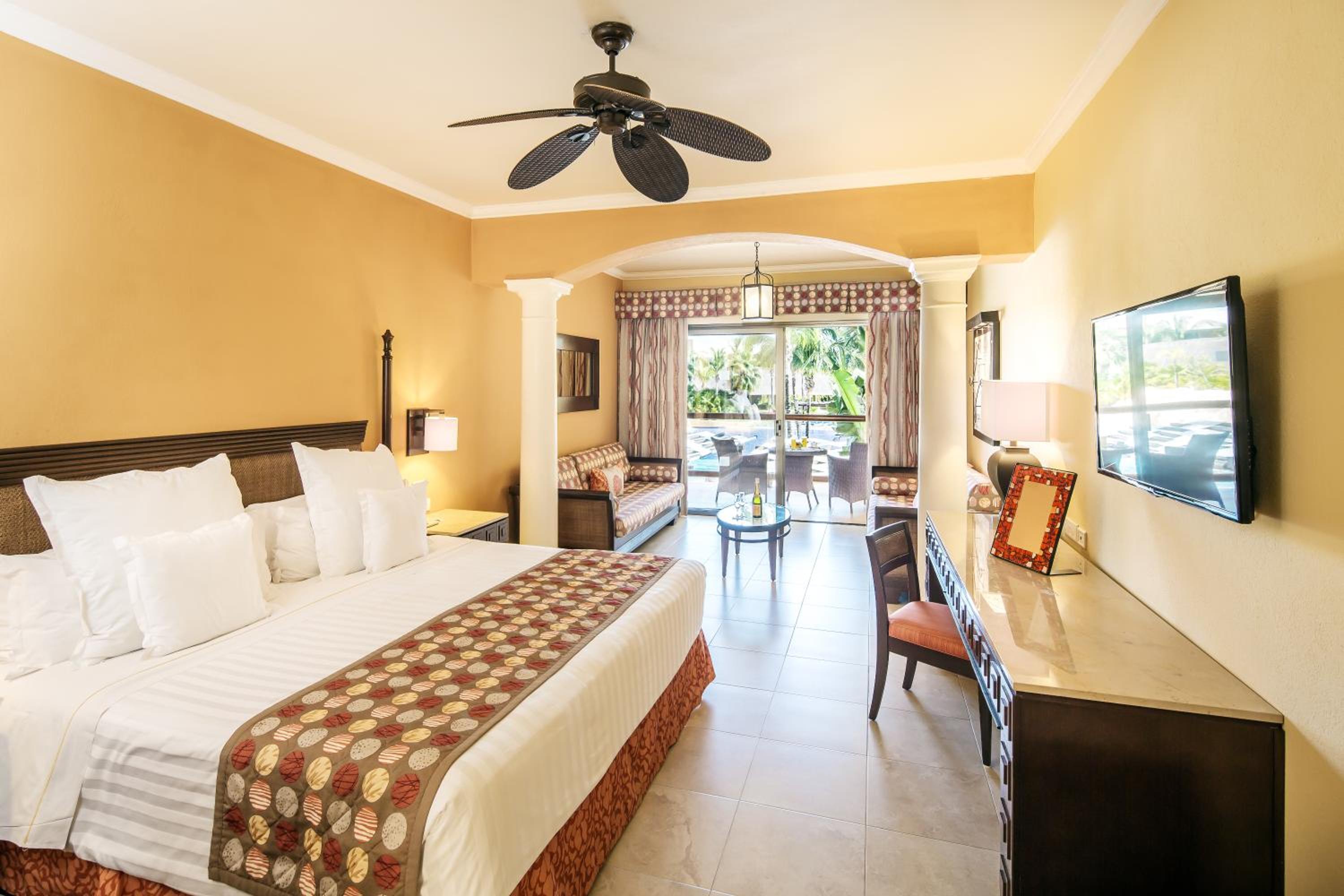 Junior Suite Pool View Premium Level (2 Adults + 1 Child)