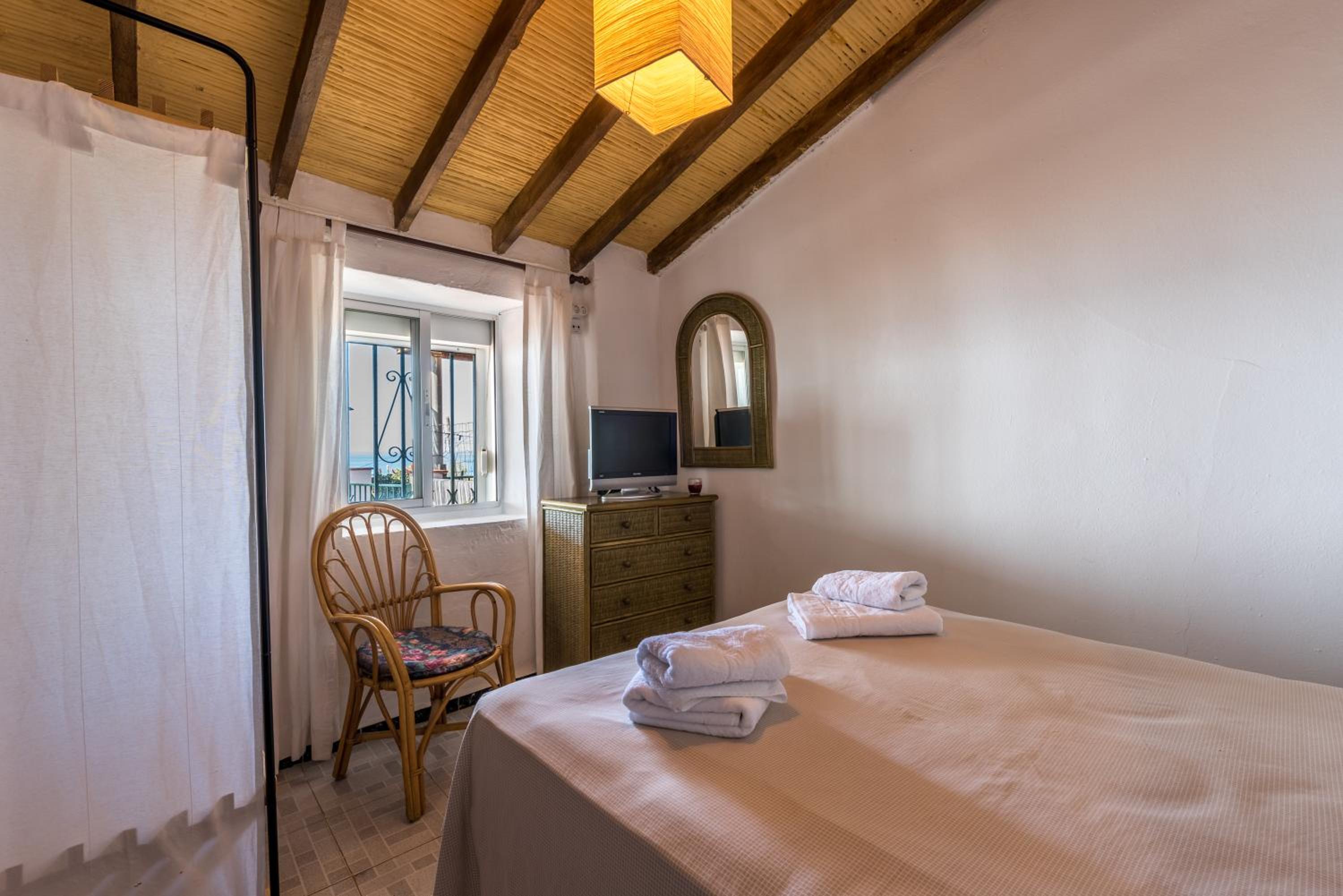 Three-Bedroom House - Photo 7