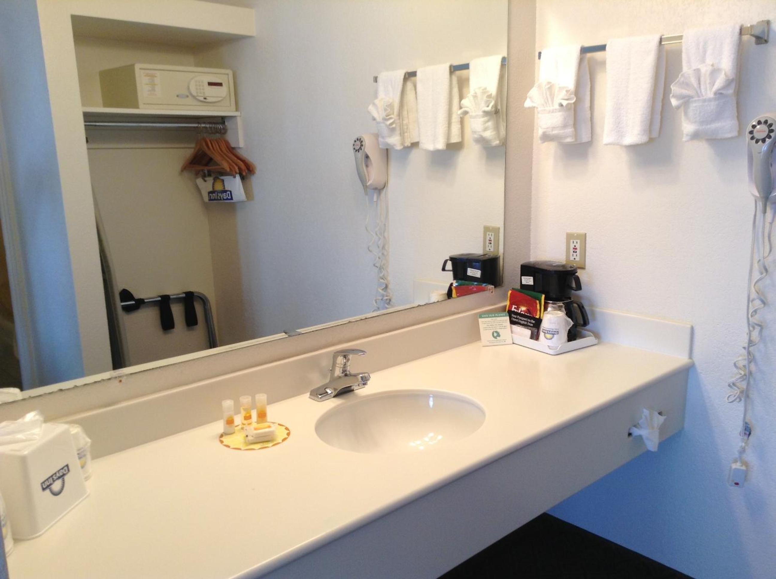 King Room - Non-Smoking - Photo 2