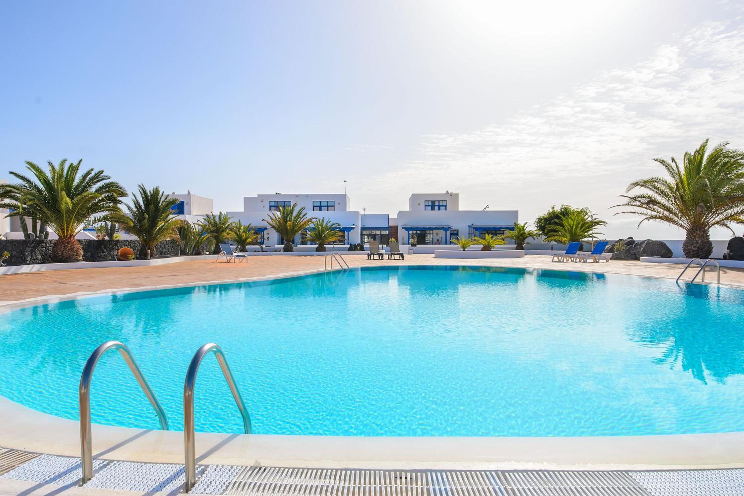 Two-Bedroom Deluxe Apartment with Ocean View photo 3