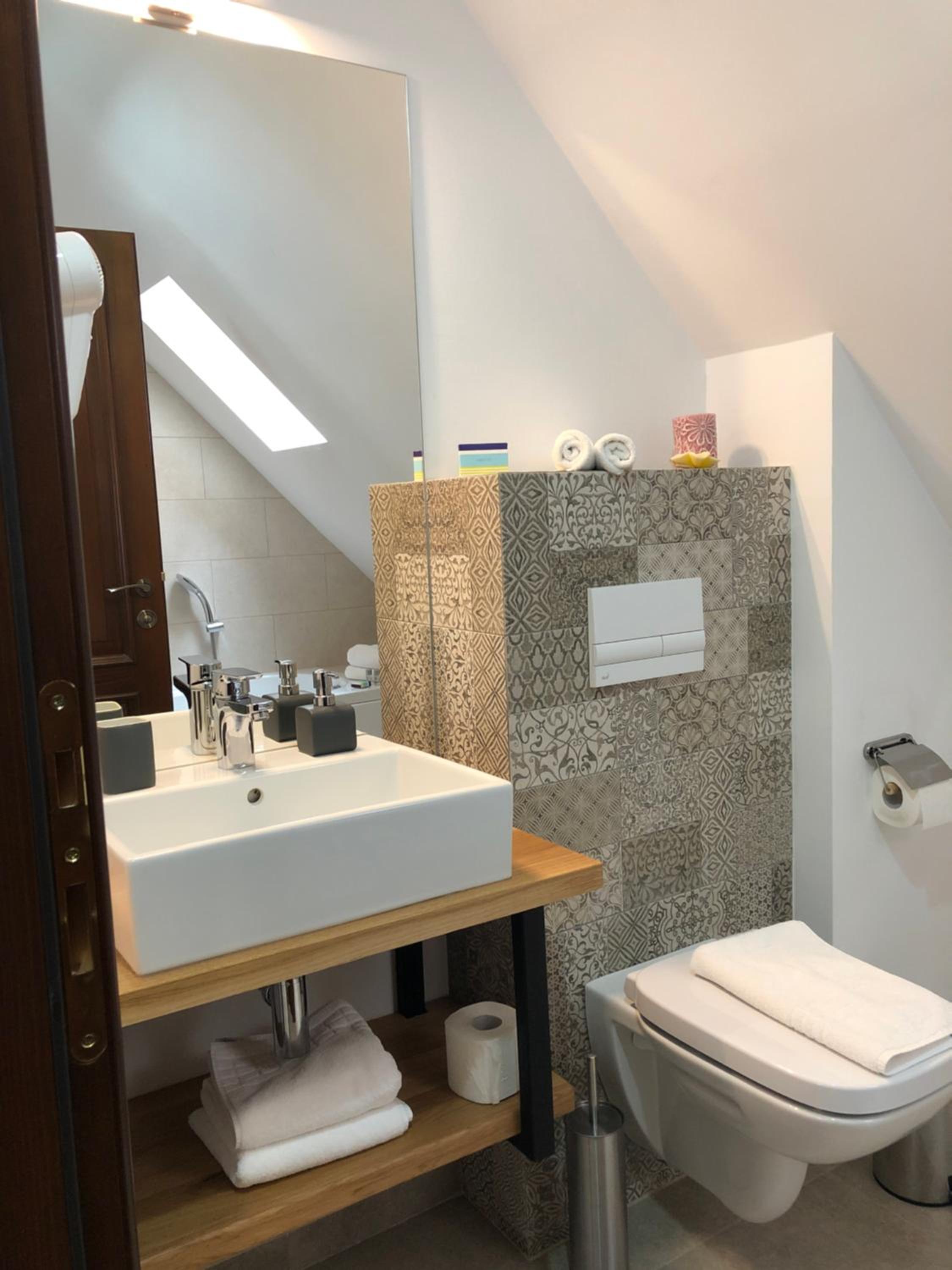 Standard King Room - Photo 5