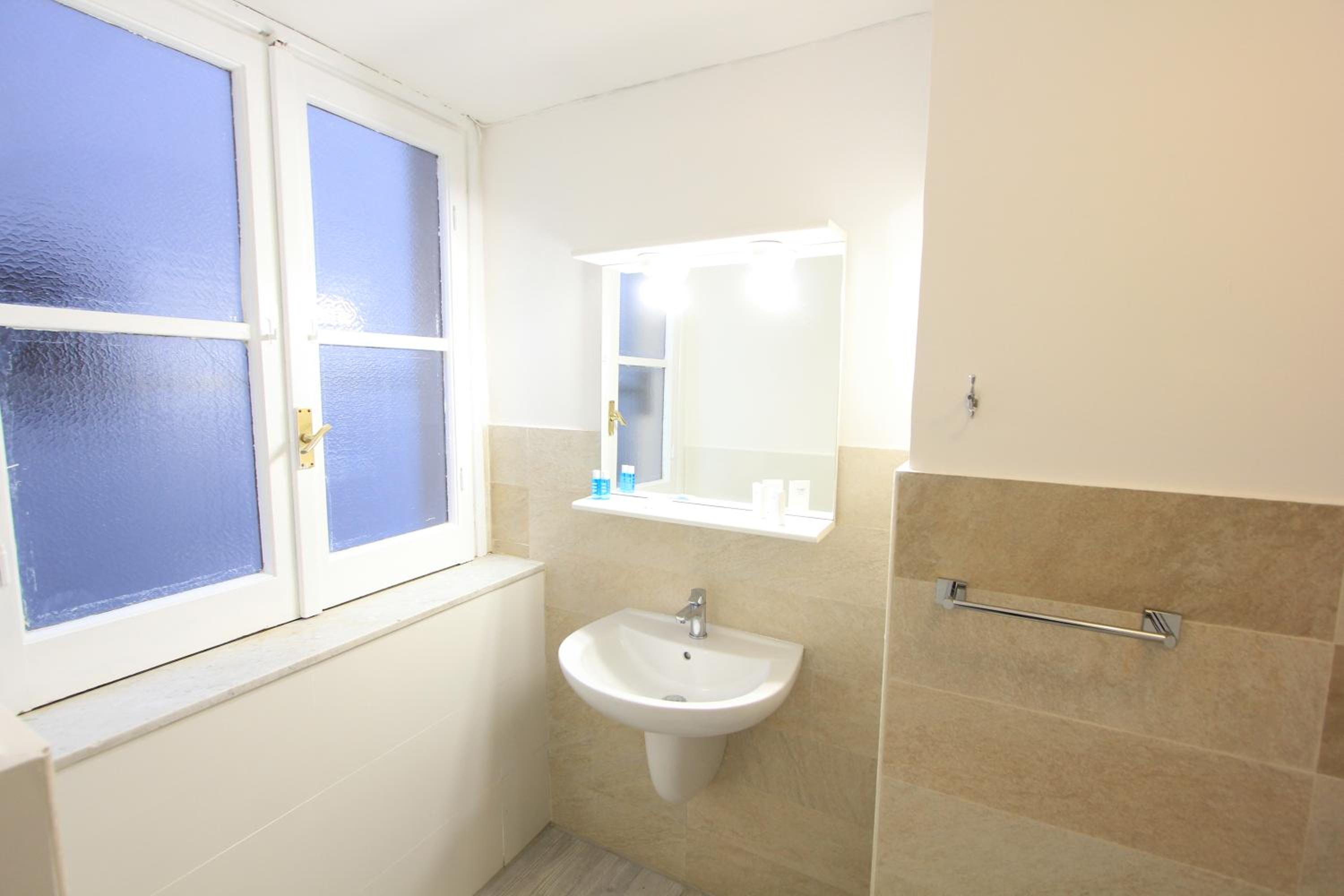 Deluxe Single Room with Balcony photo 3