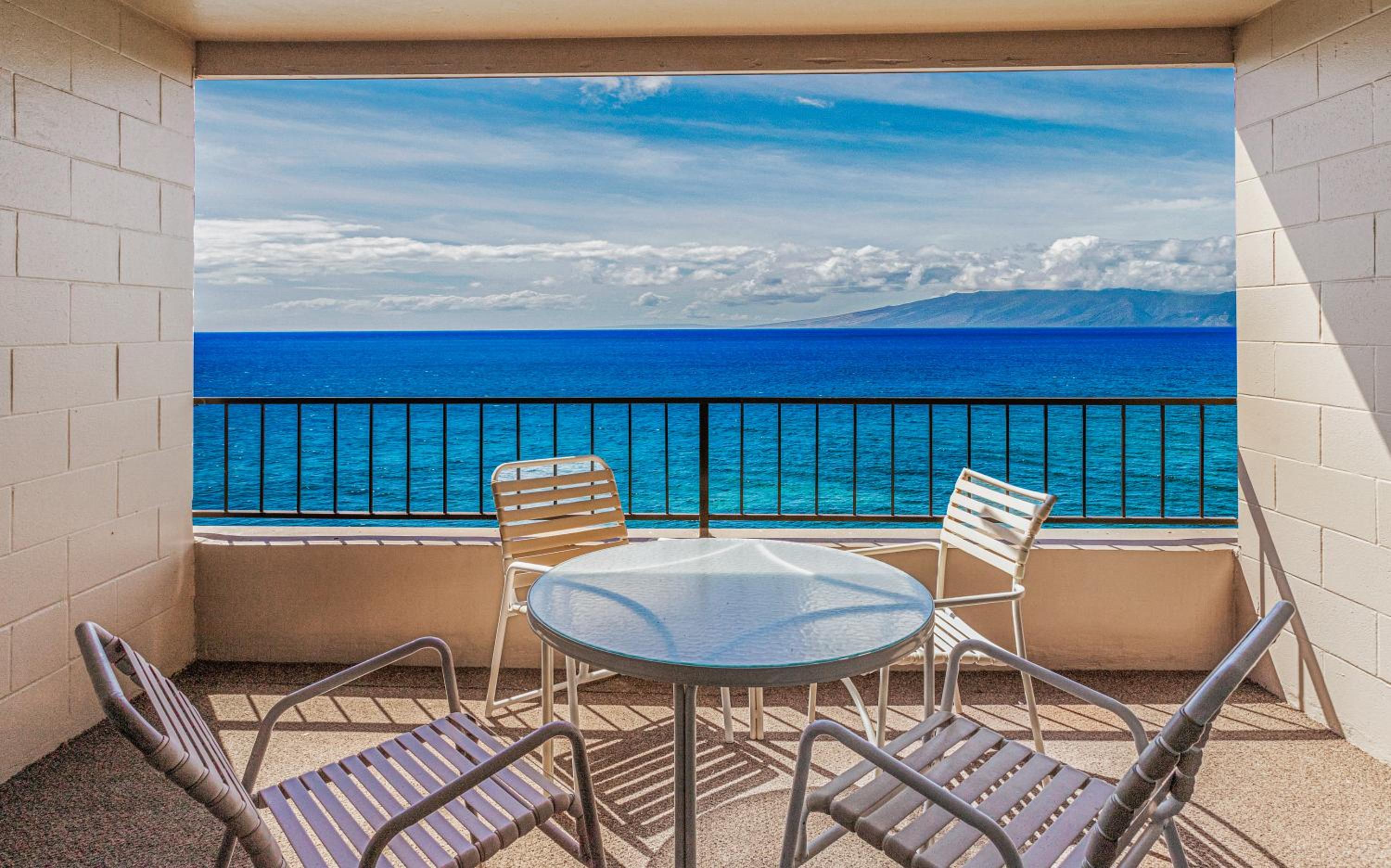 Studio Apartment with Balcony and Oceanfront View