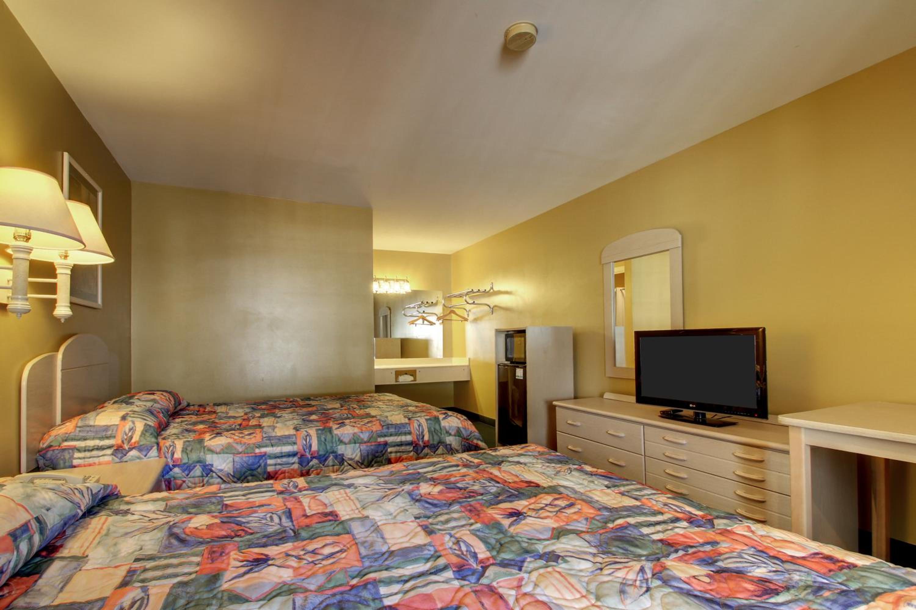 2 Queen Beds Non-Smoking photo 3
