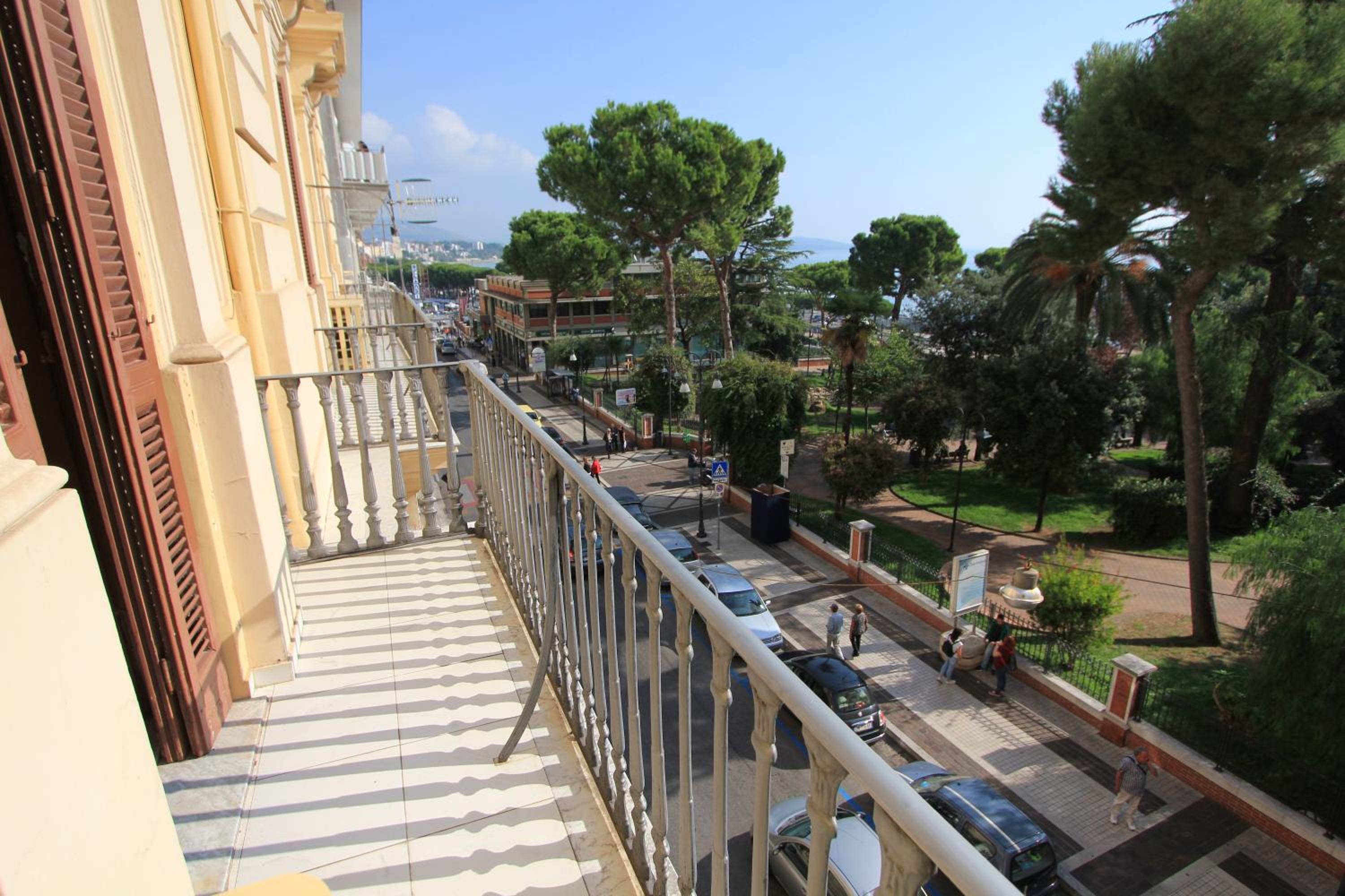 Double Room with Balcony and Sea View - Photo 5