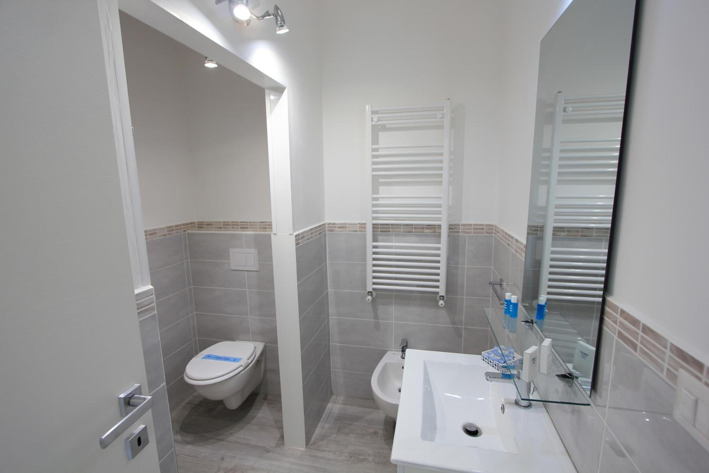 Double Room with Balcony and Sea View - Photo 9