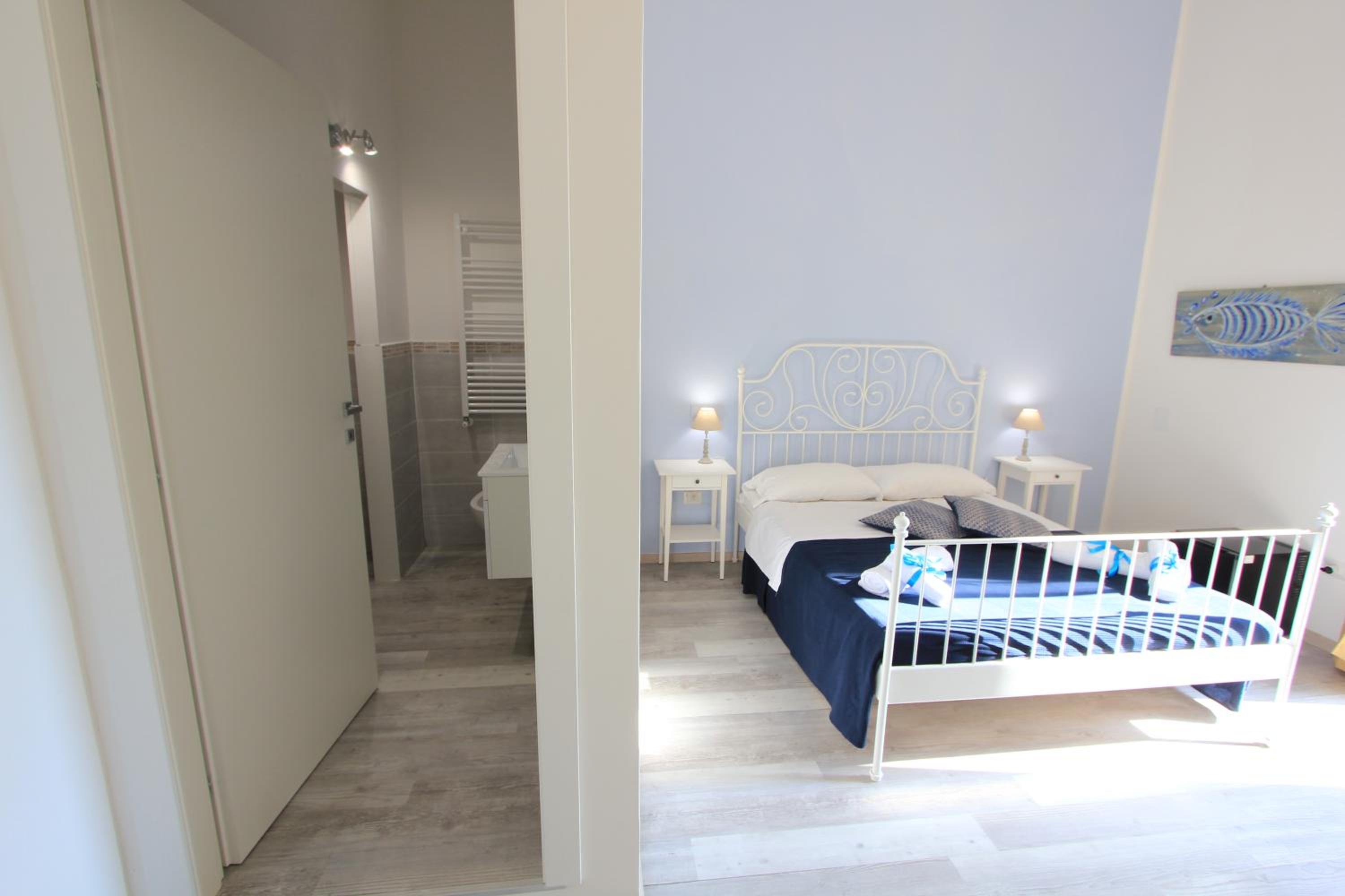Double Room with Balcony and Sea View - Photo 3