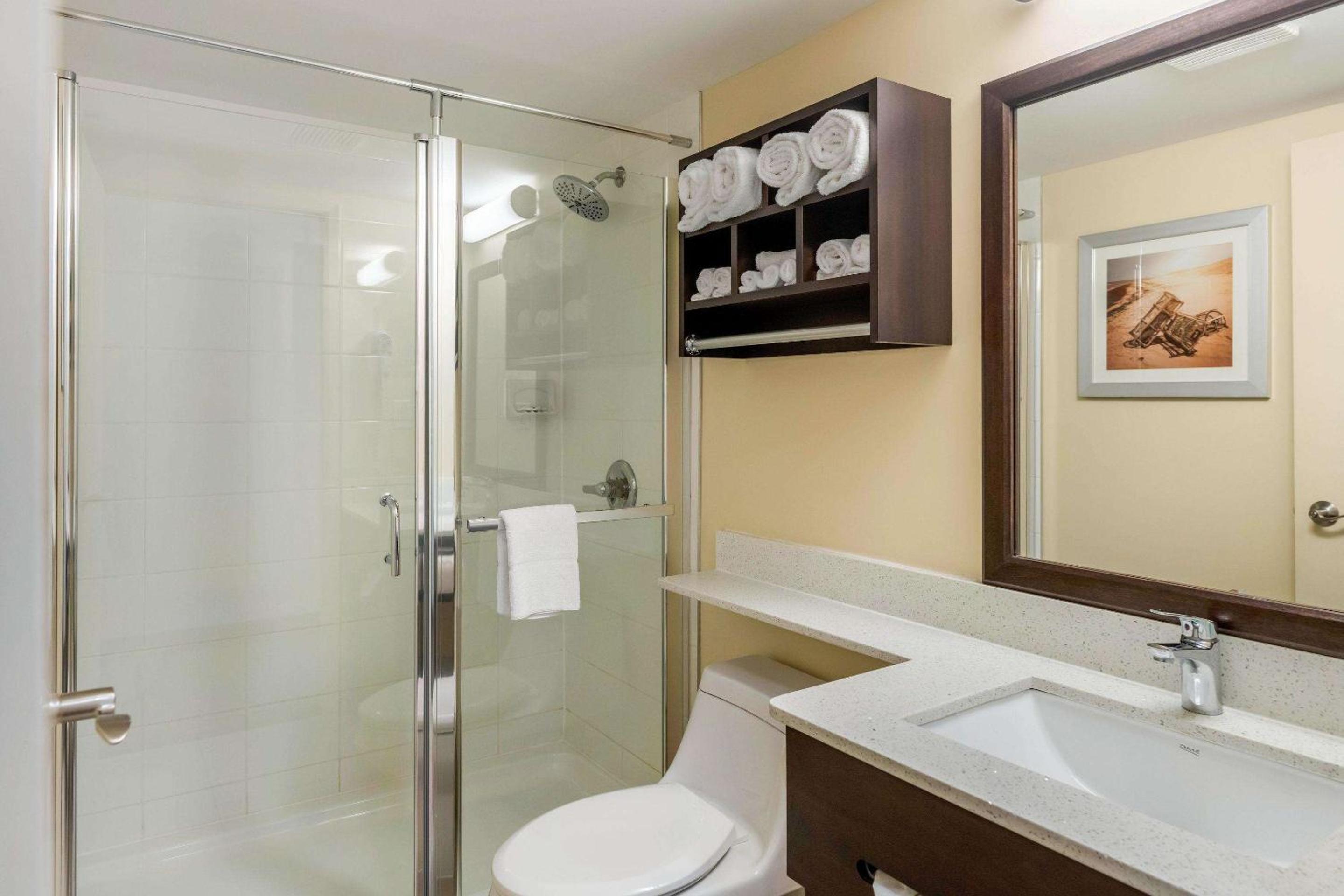 King Suite - Non-Smoking - Photo 5