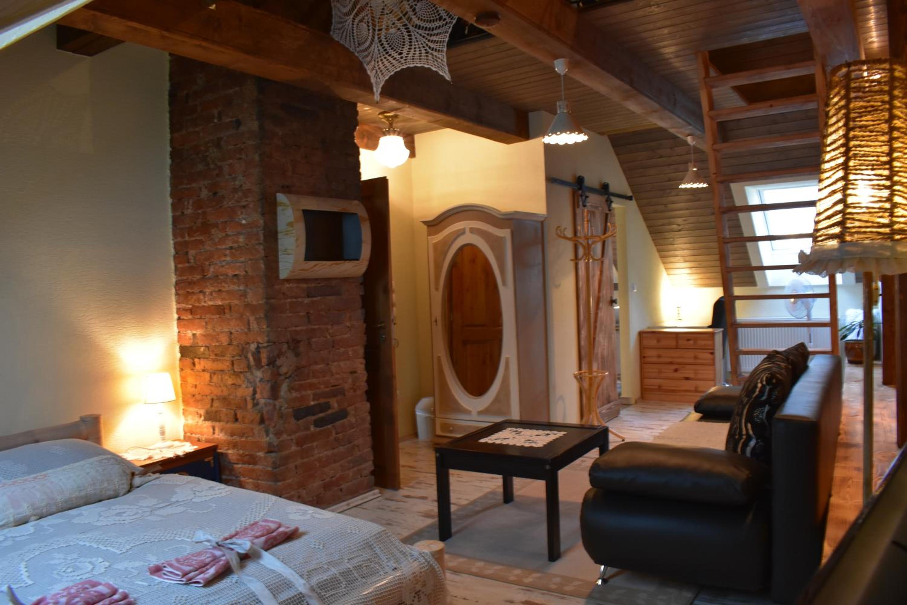 Deluxe King Suite - Photo 8