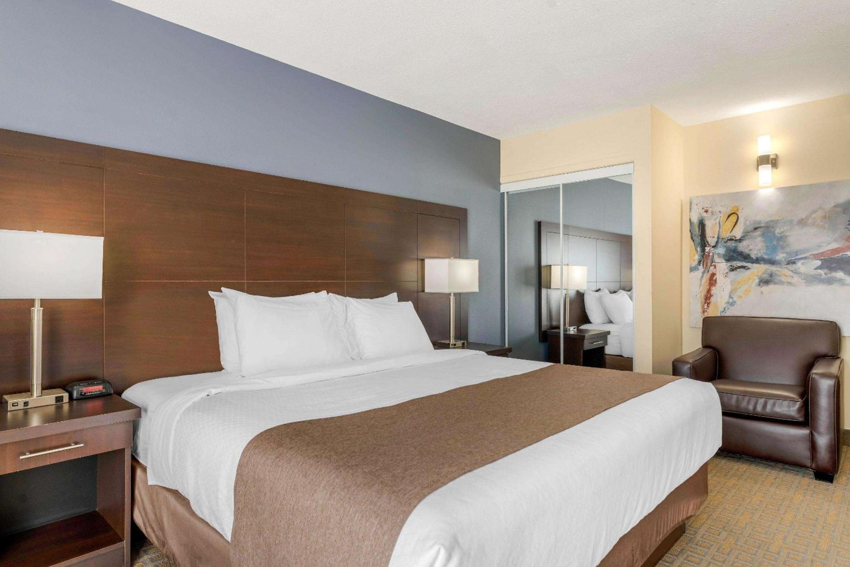 King Room - Non-Smoking - Photo 4