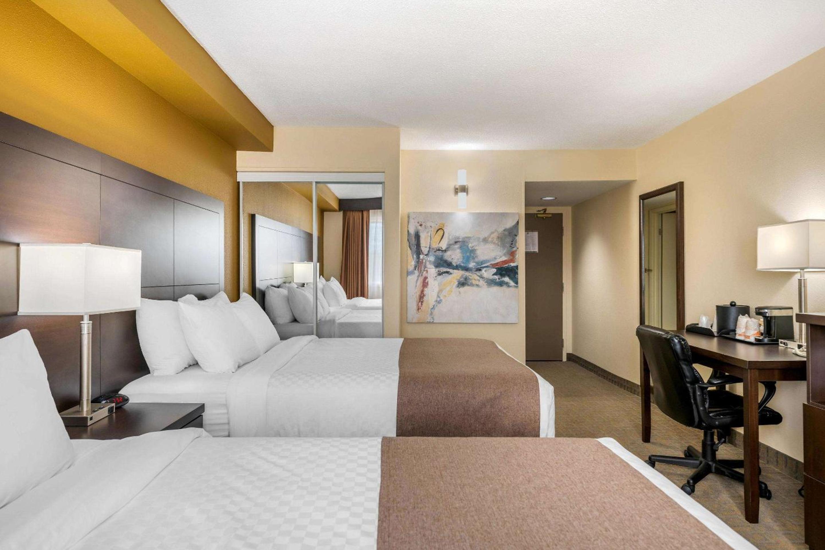 Queen Room with Two Queen Beds - Non-Smoking - Photo 4