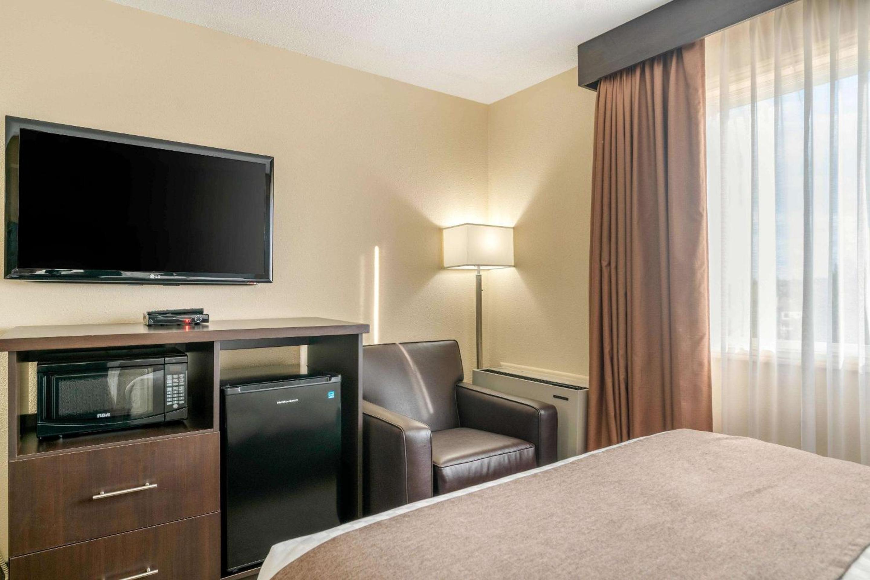 Queen Room with Two Queen Beds - Non-Smoking - Photo 5