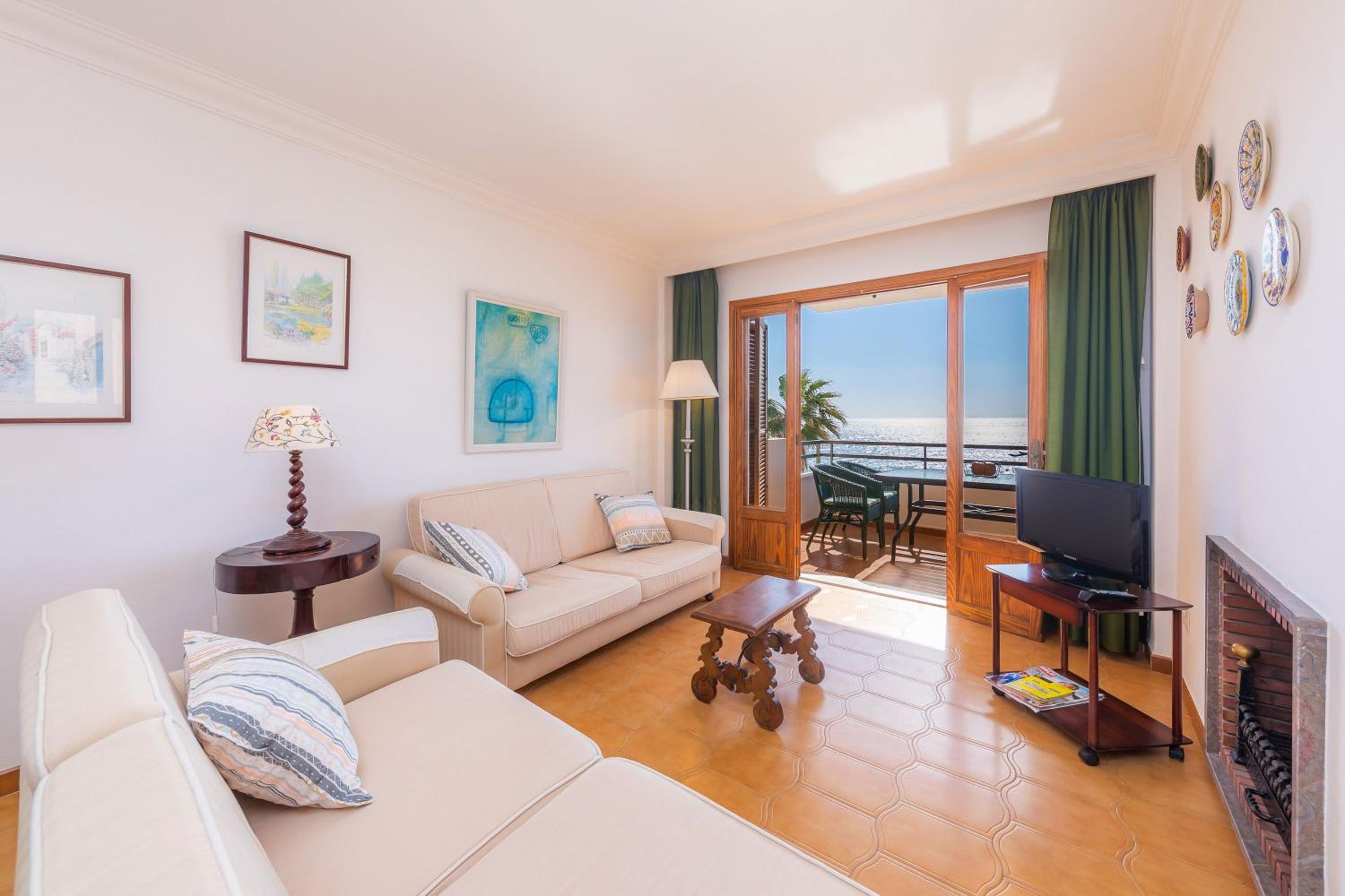 Three-Bedroom Premium Apartment with Balcony photo 2
