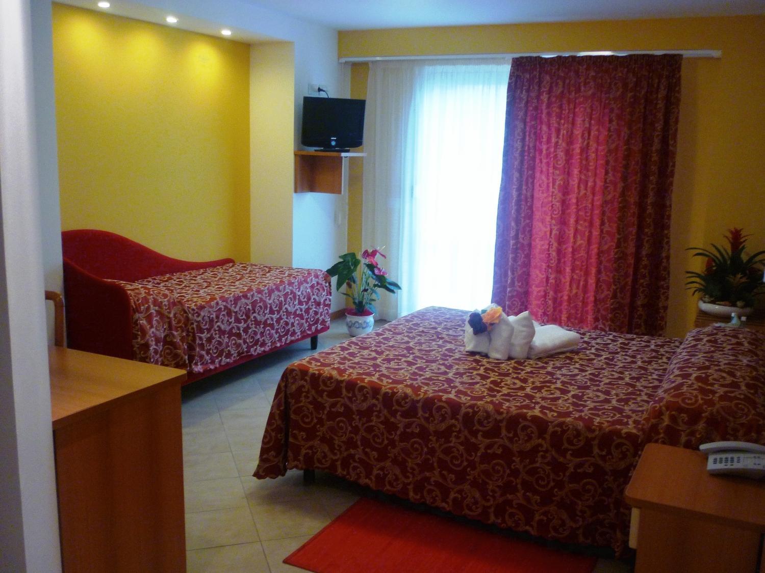 Triple Room with Balcony - Photo 2