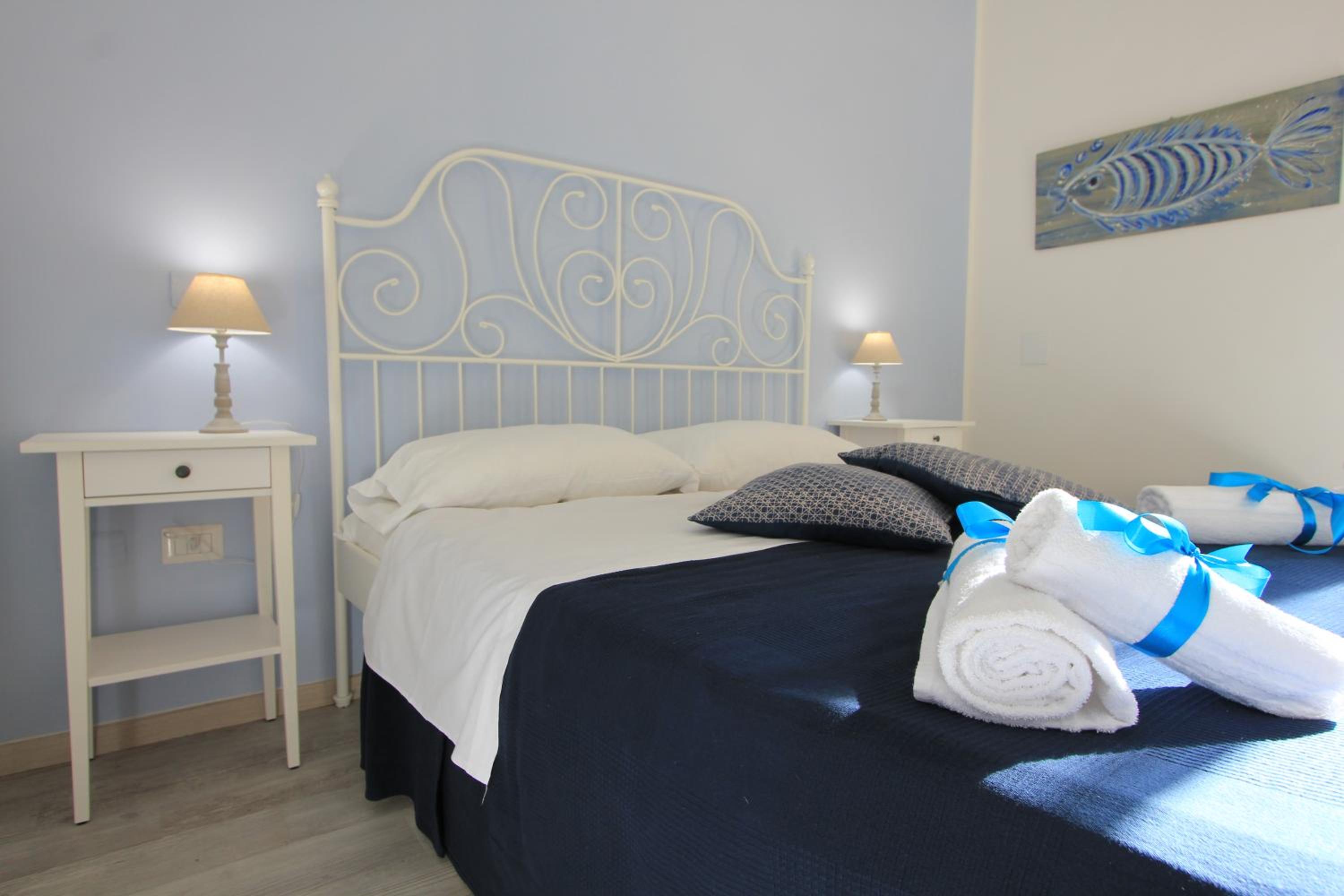 Double Room with Balcony and Sea View - Photo 10