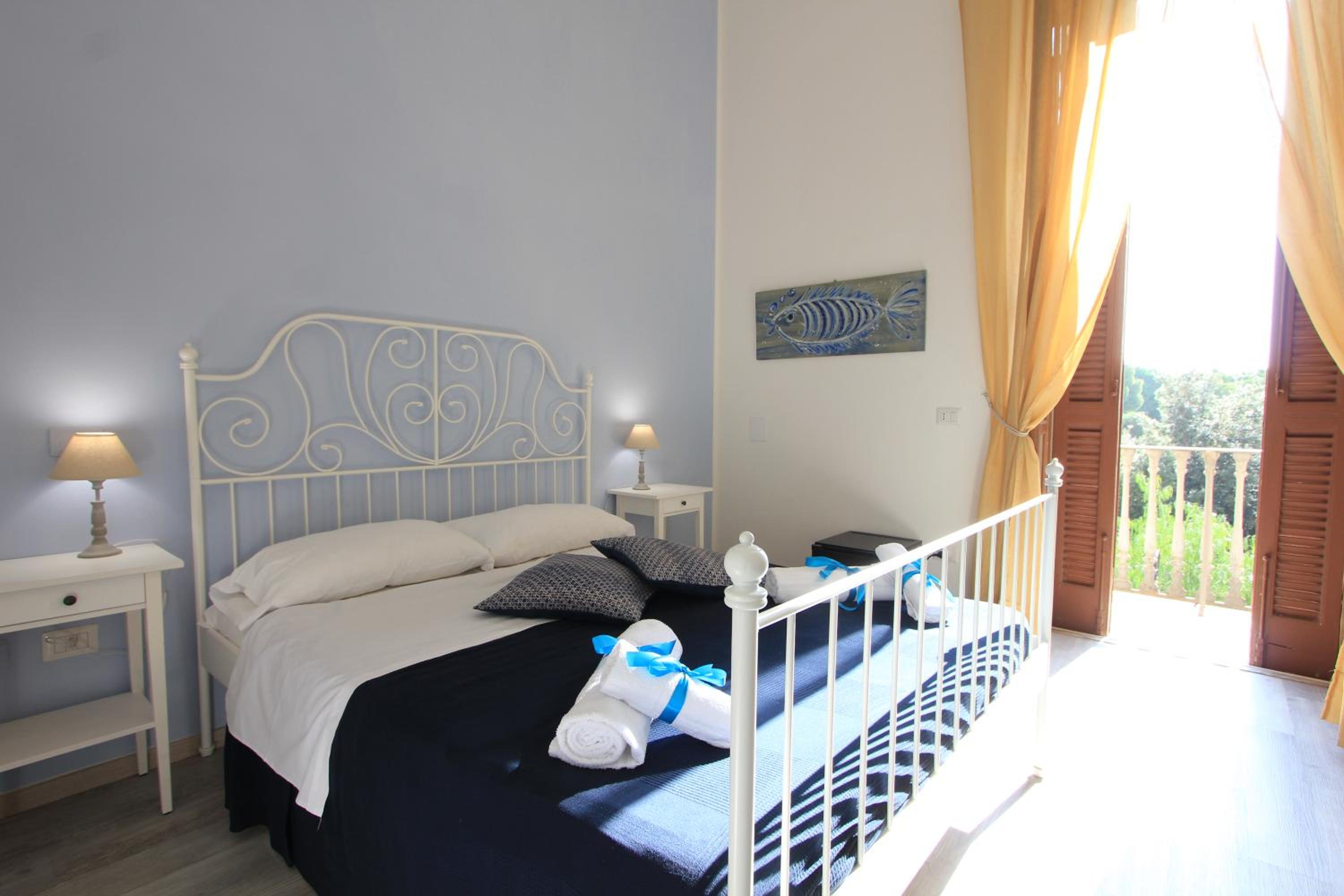 Double Room with Balcony and Sea View - Photo 1