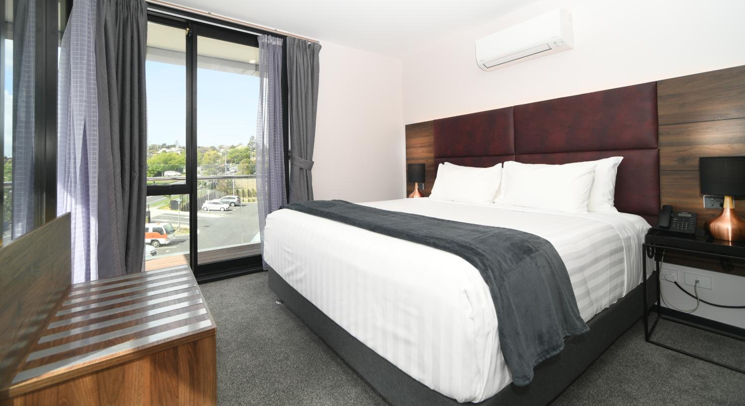 One Bedroom Suite thumbnail 5