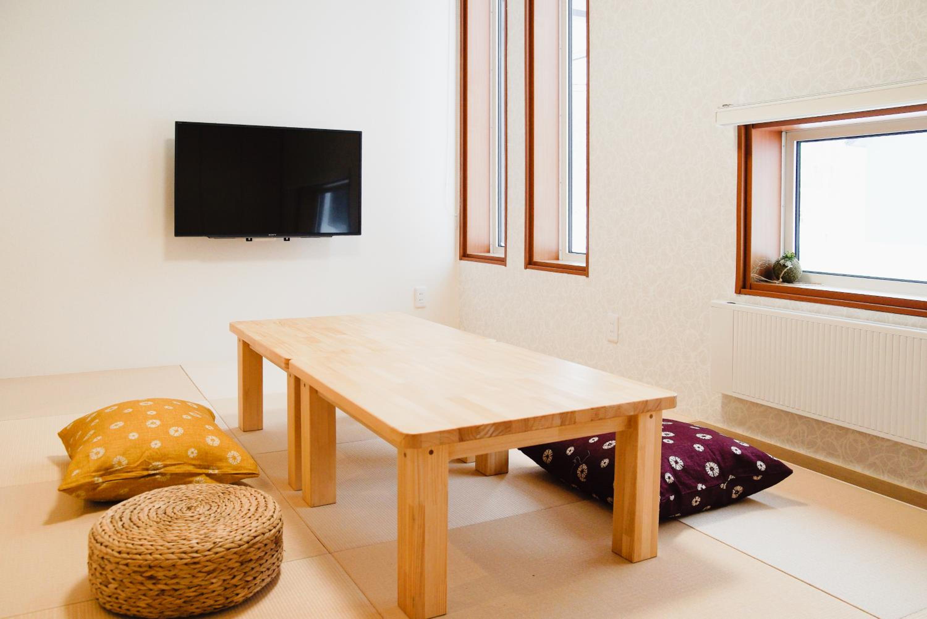 Six-Bedroom House - Photo 27
