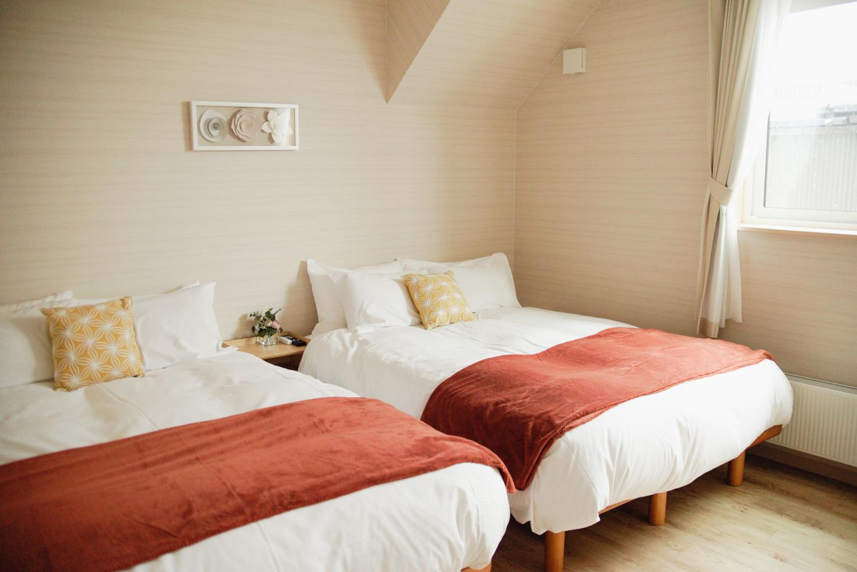 Six-Bedroom House - Photo 43