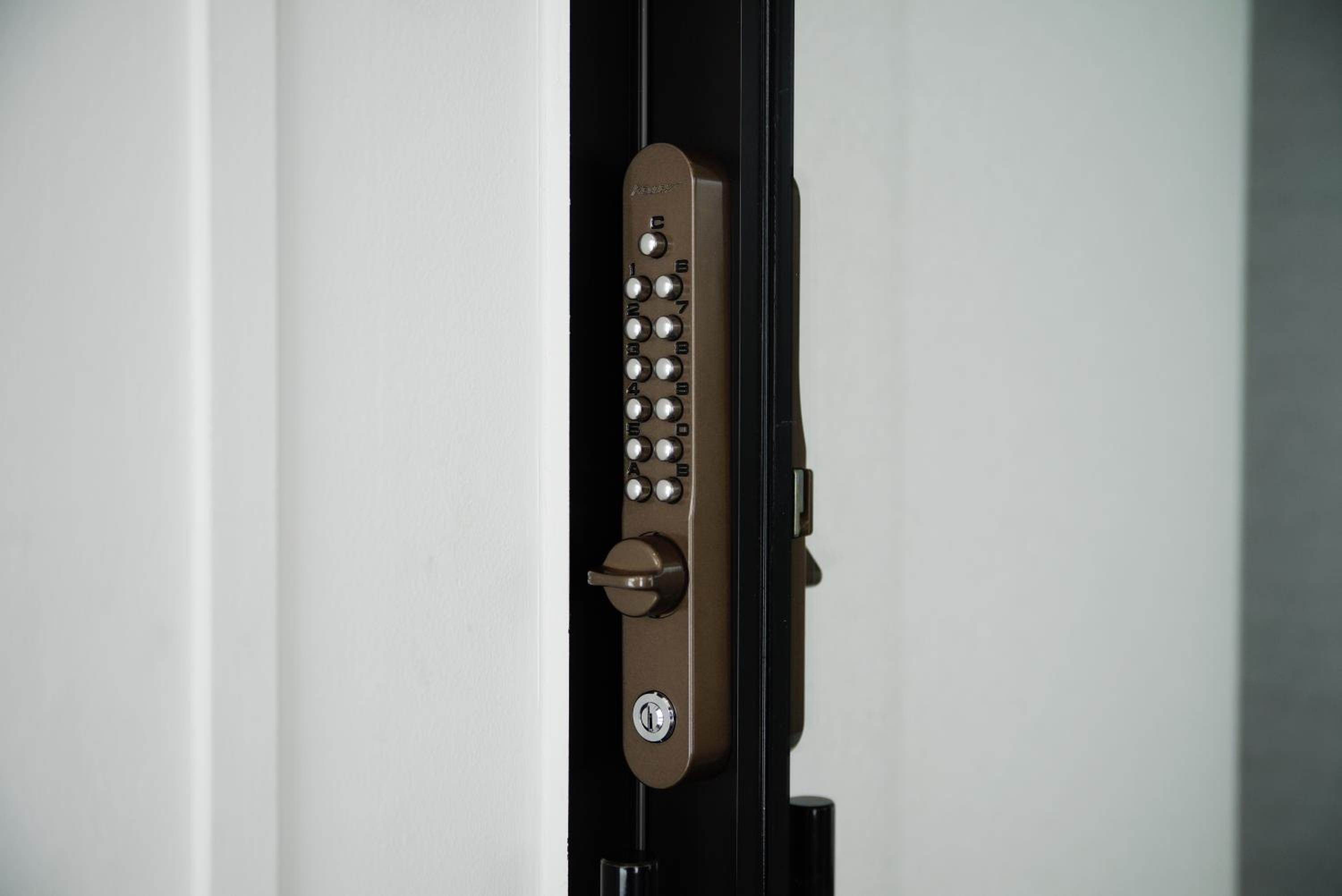 Six-Bedroom House - Photo 14